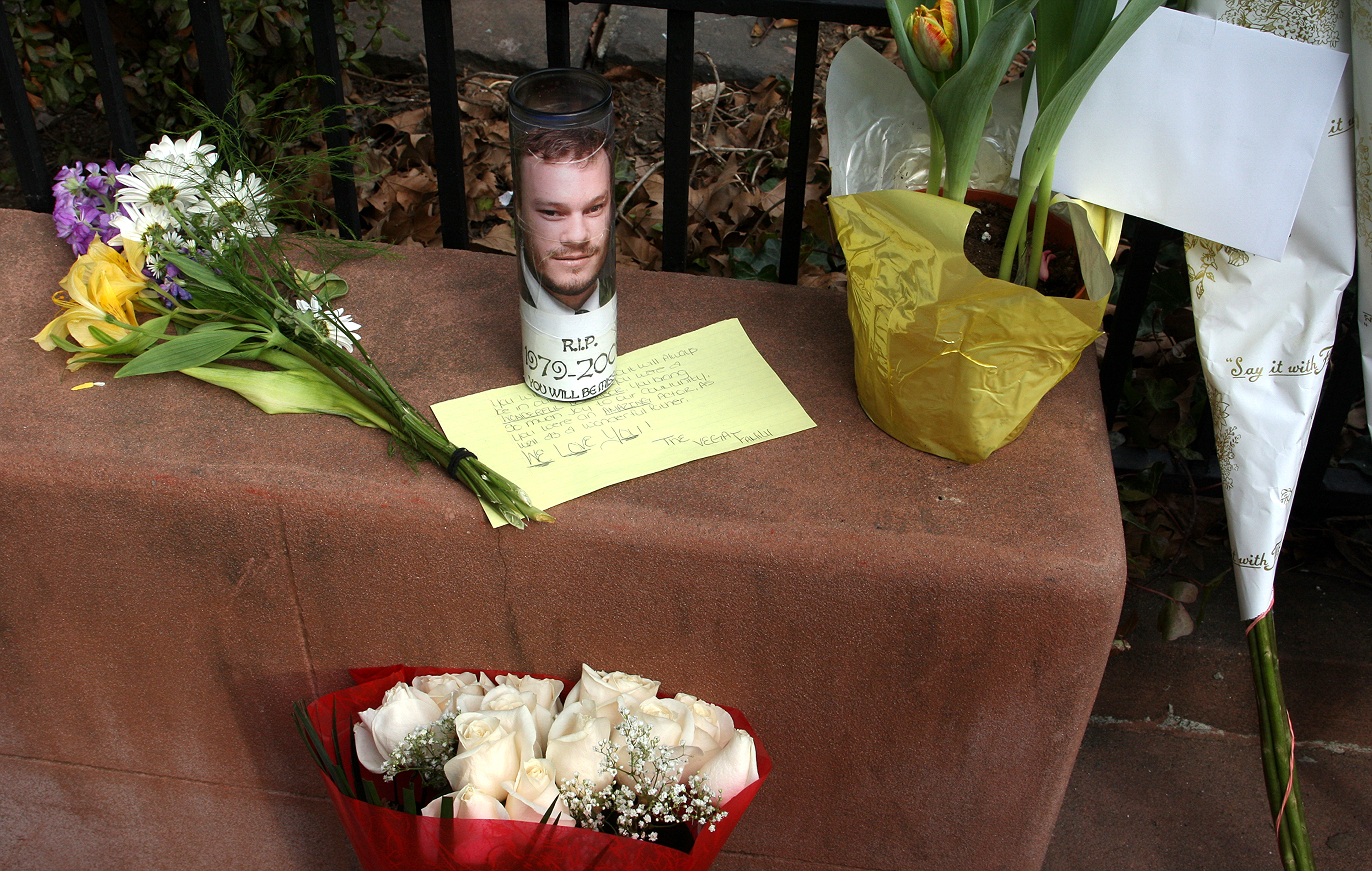 Kerzen, Blumen und Notizen vor der Haustür von Michelle William und Matilda Ledger nach dem Tod von Heath Ledger | Quelle: Getty Images