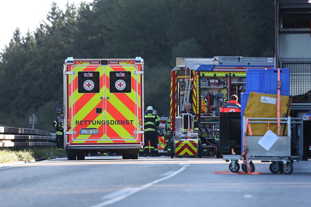 27 September 2026, Bayern, Buchloe: Rettungskräfte und Feuerwehr sind an der Unfallstelle nahe Buchloe-Ost im Einsatz, wo auf der A96 ein Reisebus umstürzte. Zwei Menschen wurden getötet und mehrere weitere verletzt, wie ein Polizeisprecher der Deutschen Presse-Agentur mitteilte. | Quelle: Getty Images