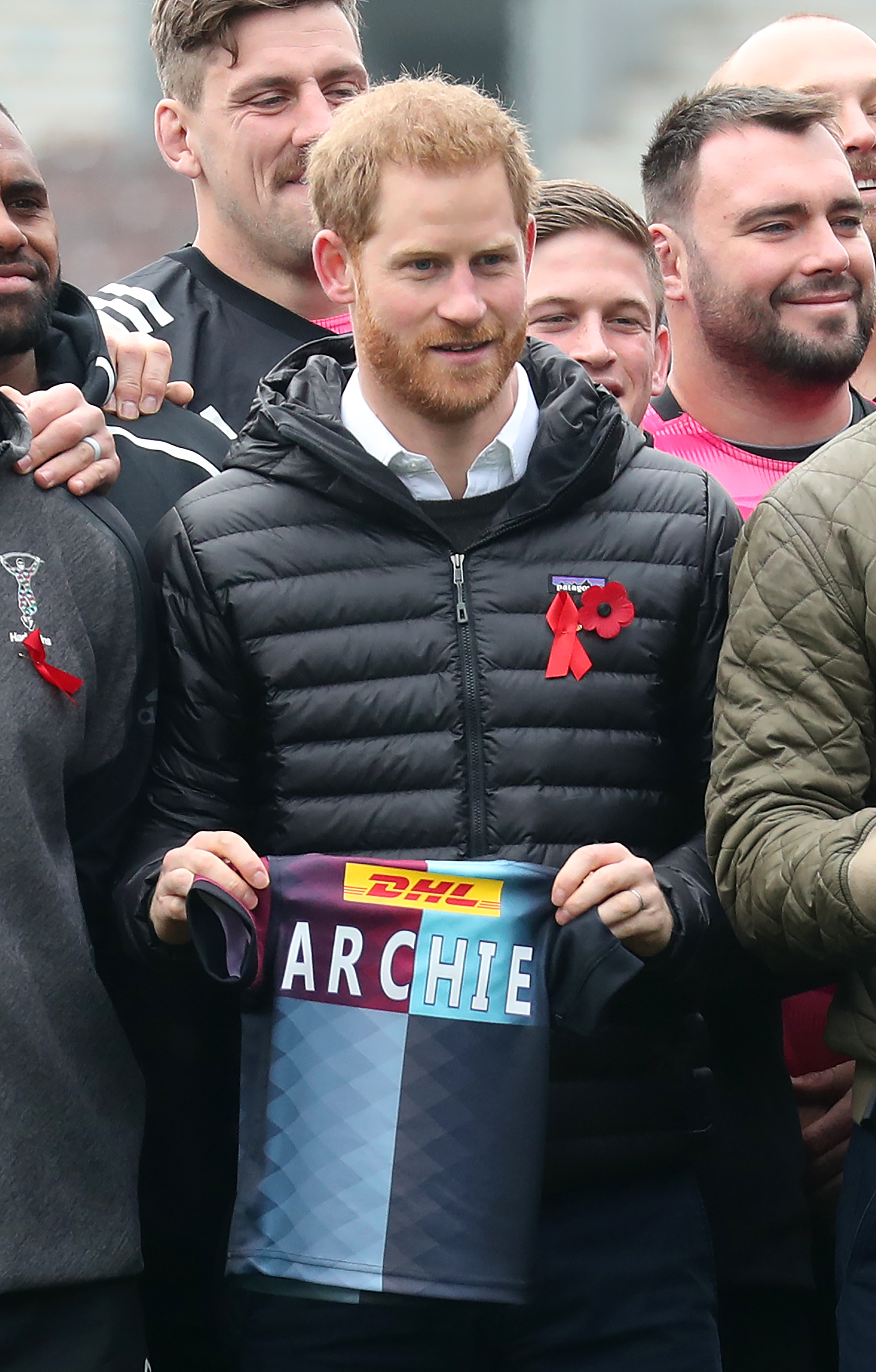 Prinz Harry, Herzog von Sussex, erhält ein Harlequins-Trikot für seinen Sohn Archie während einer Veranstaltung des Terrence Higgins Trust im Twickenham Stoop in London, England, am 8. November 2019 | Quelle: Getty Images