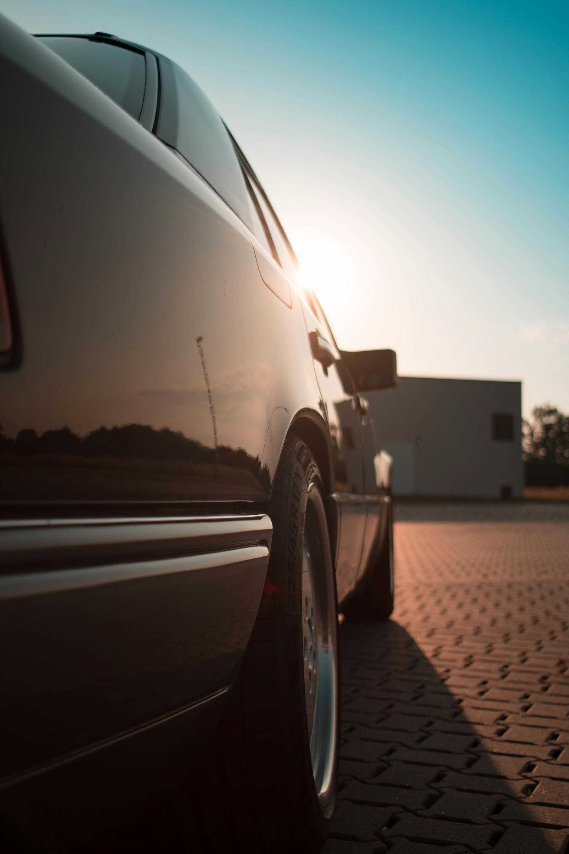Ein Auto auf einem Bürgersteig | Quelle: Pexels