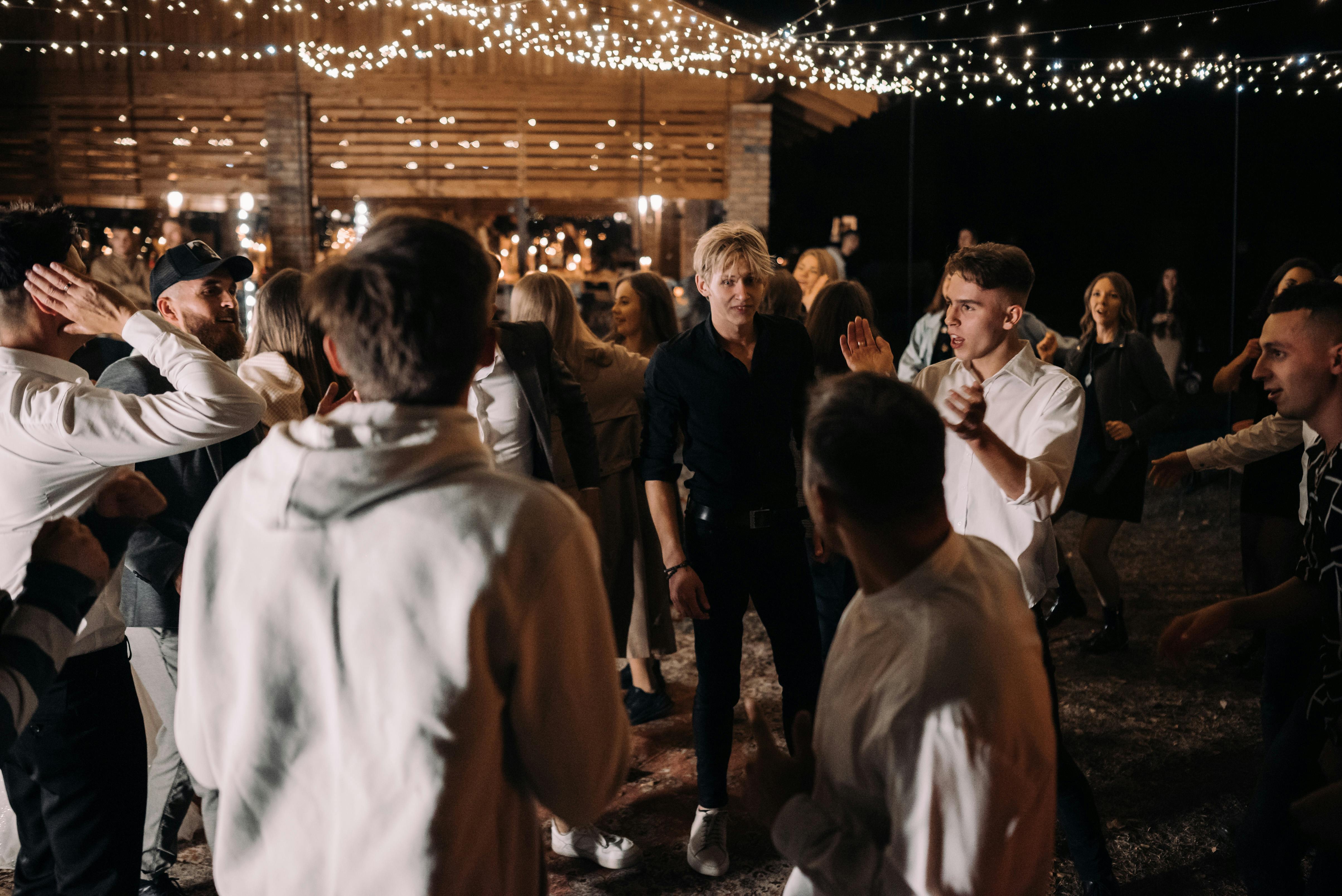 Tanzende Menschen auf einer Hochzeit | Quelle: Pexels