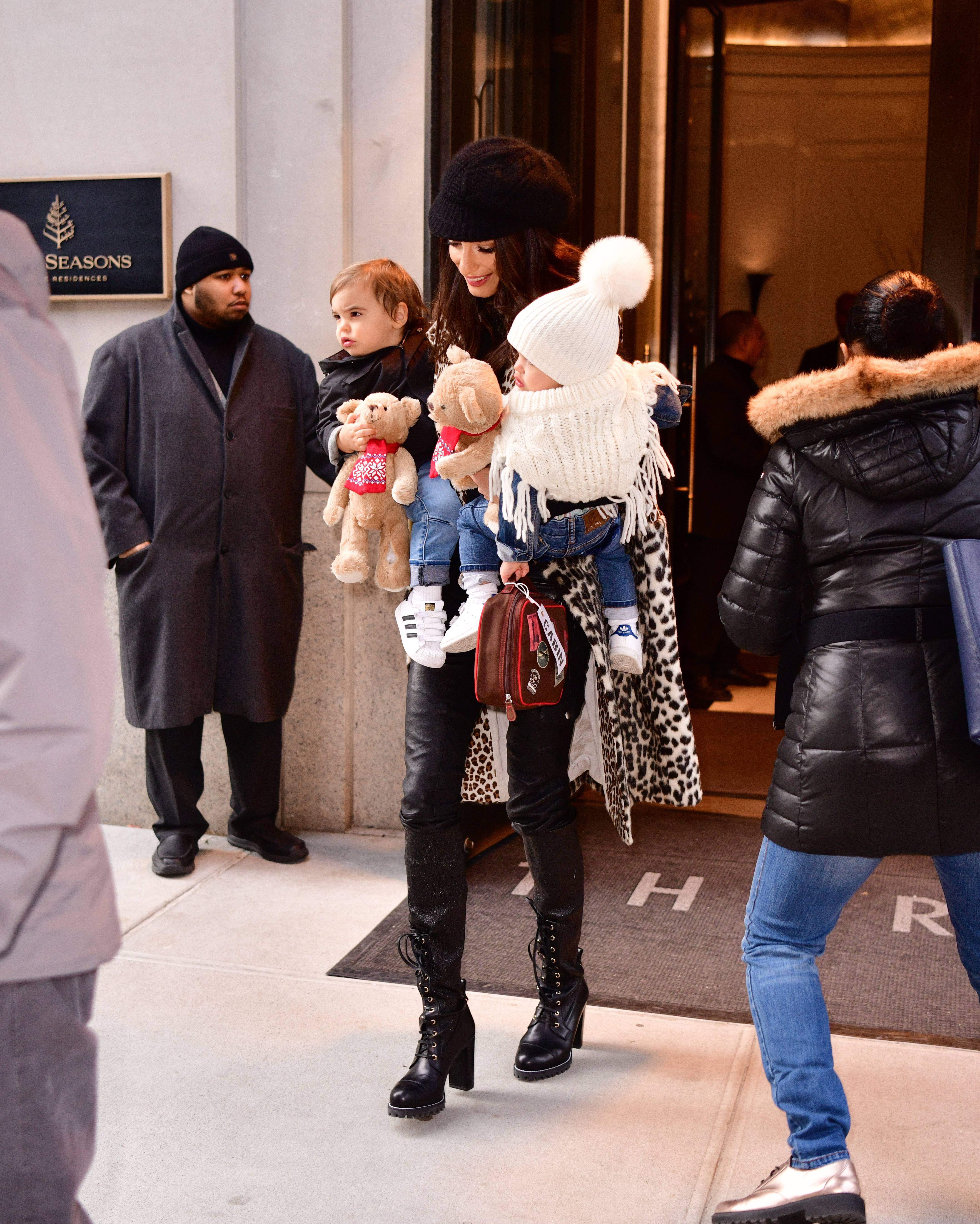 Amal Clooney mit den Zwillingen von ihr und George Clooney in New York City am 6. Dezember 2018 | Quelle: Getty Images