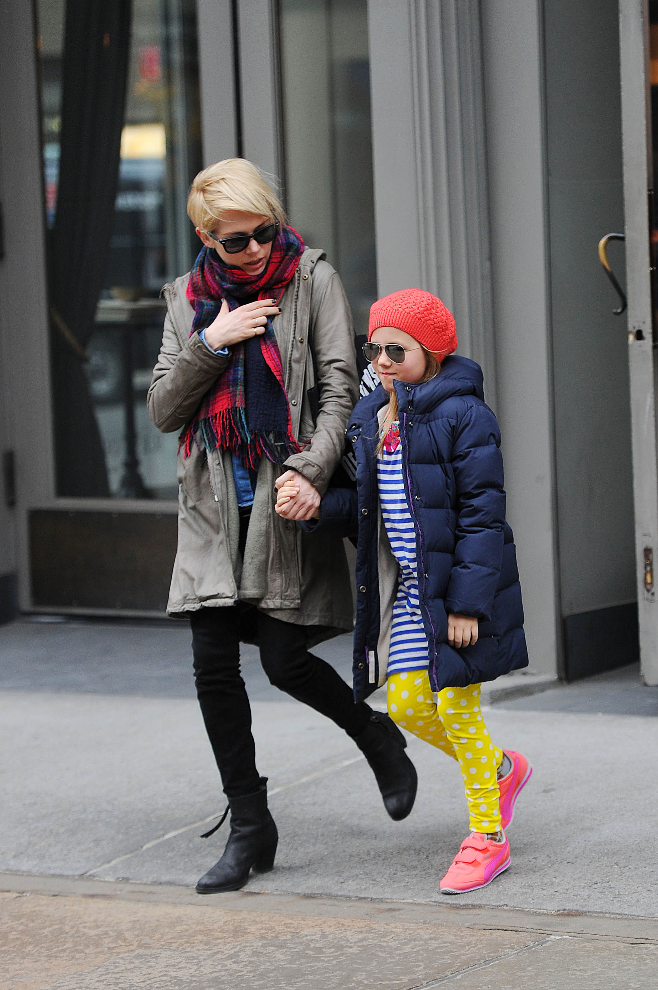 Heath Ledgers Tochter Matilda mit ihrer Mutter Michelle Williams in New York City am 6. März 2013 | Quelle: Getty Images