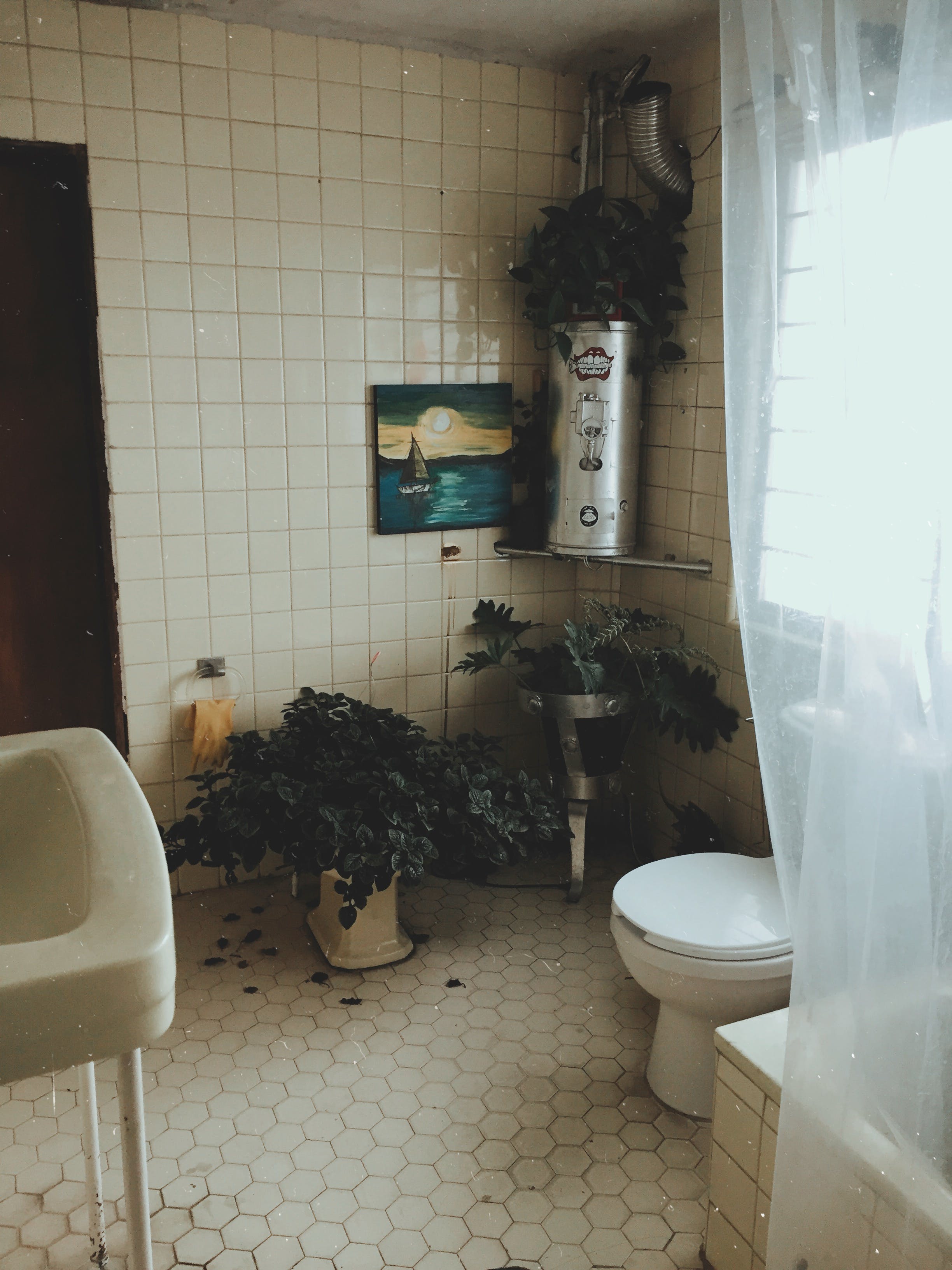 Ein Blick auf ein Badezimmer mit Toilette und Waschbecken | Quelle: Pexels