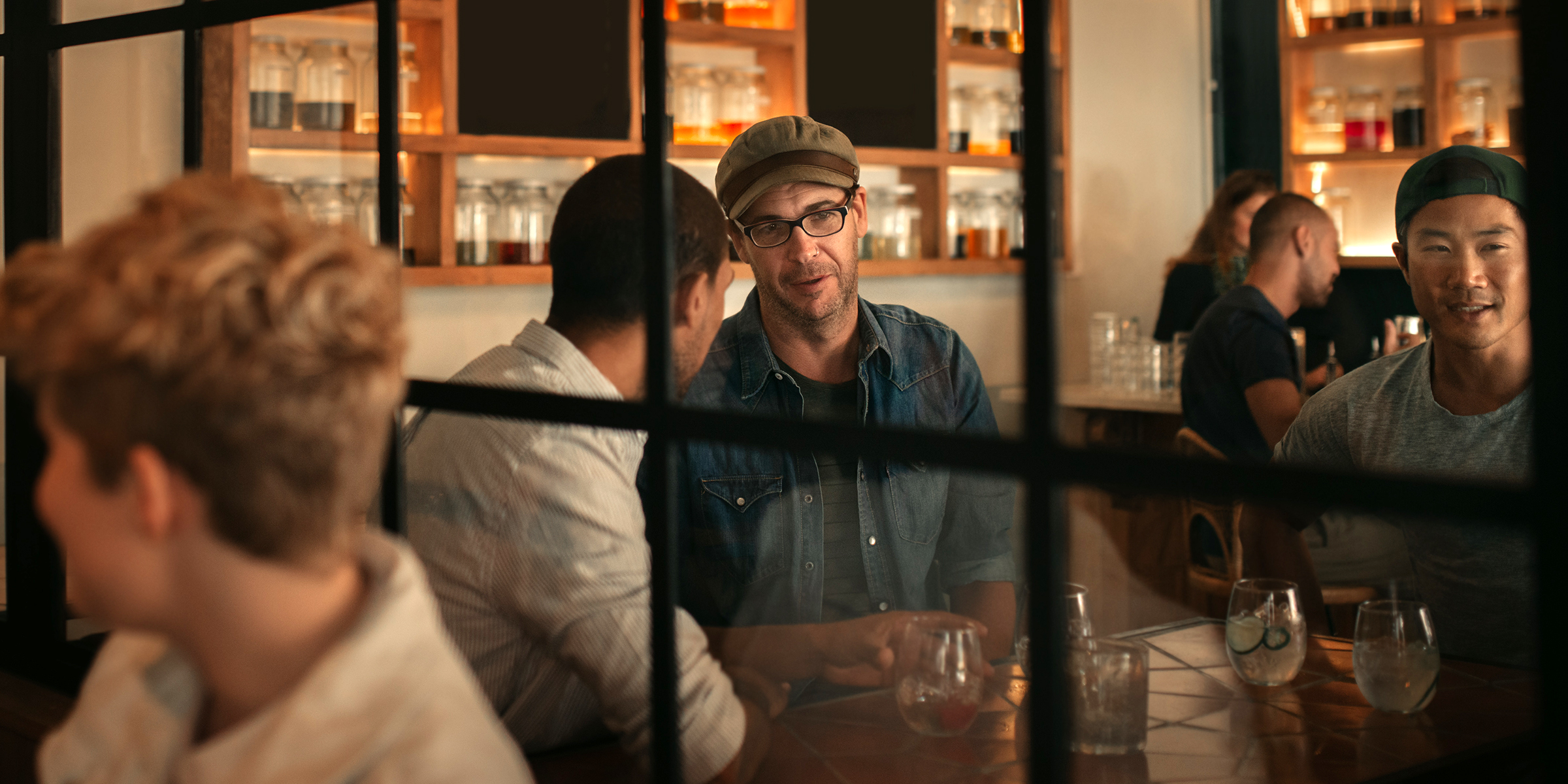 Freunde in einem Restaurant | Quelle: Shutterstock