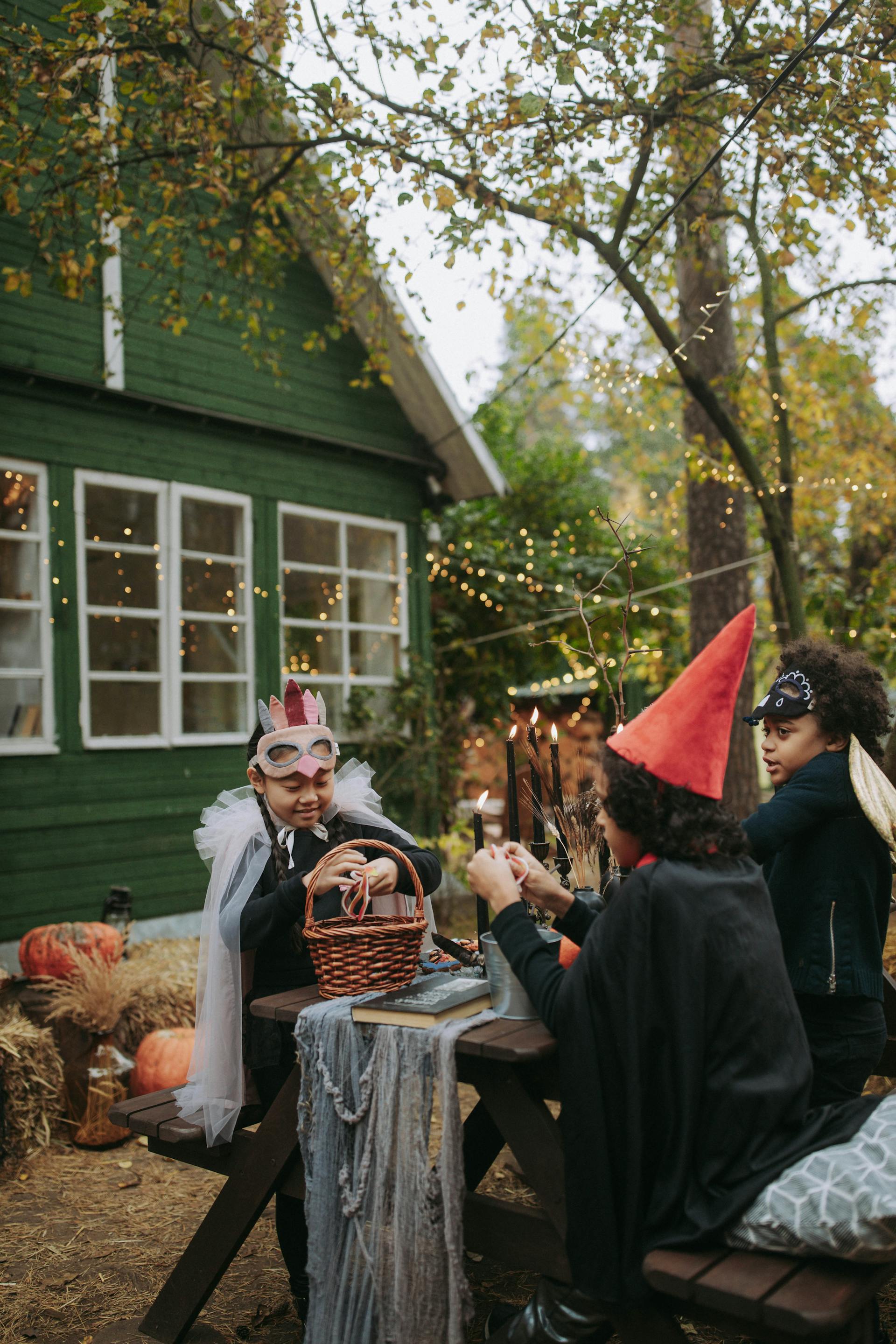 Kinder in Kostümen bei der Feier von Halloween | Quelle: Pexels