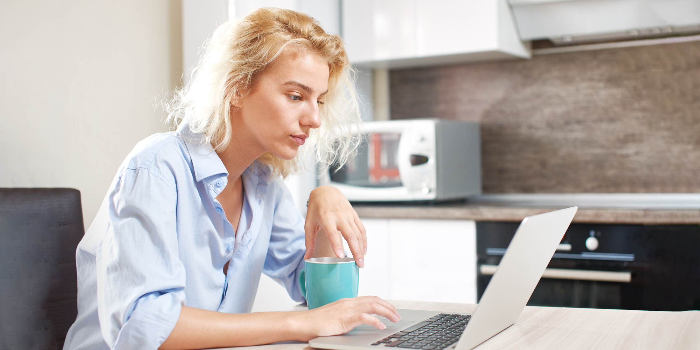 Eine Frau arbeitet an ihrem Laptop | Quelle: Shutterstock