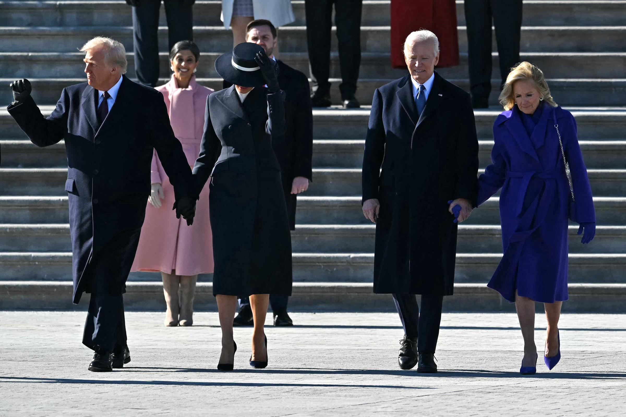 Donald und Melania Trump gehen während der Abschiedszeremonie neben Joe und Jill Biden mit Usha und J.D. Vance hinter ihnen. | Quelle: Getty Images