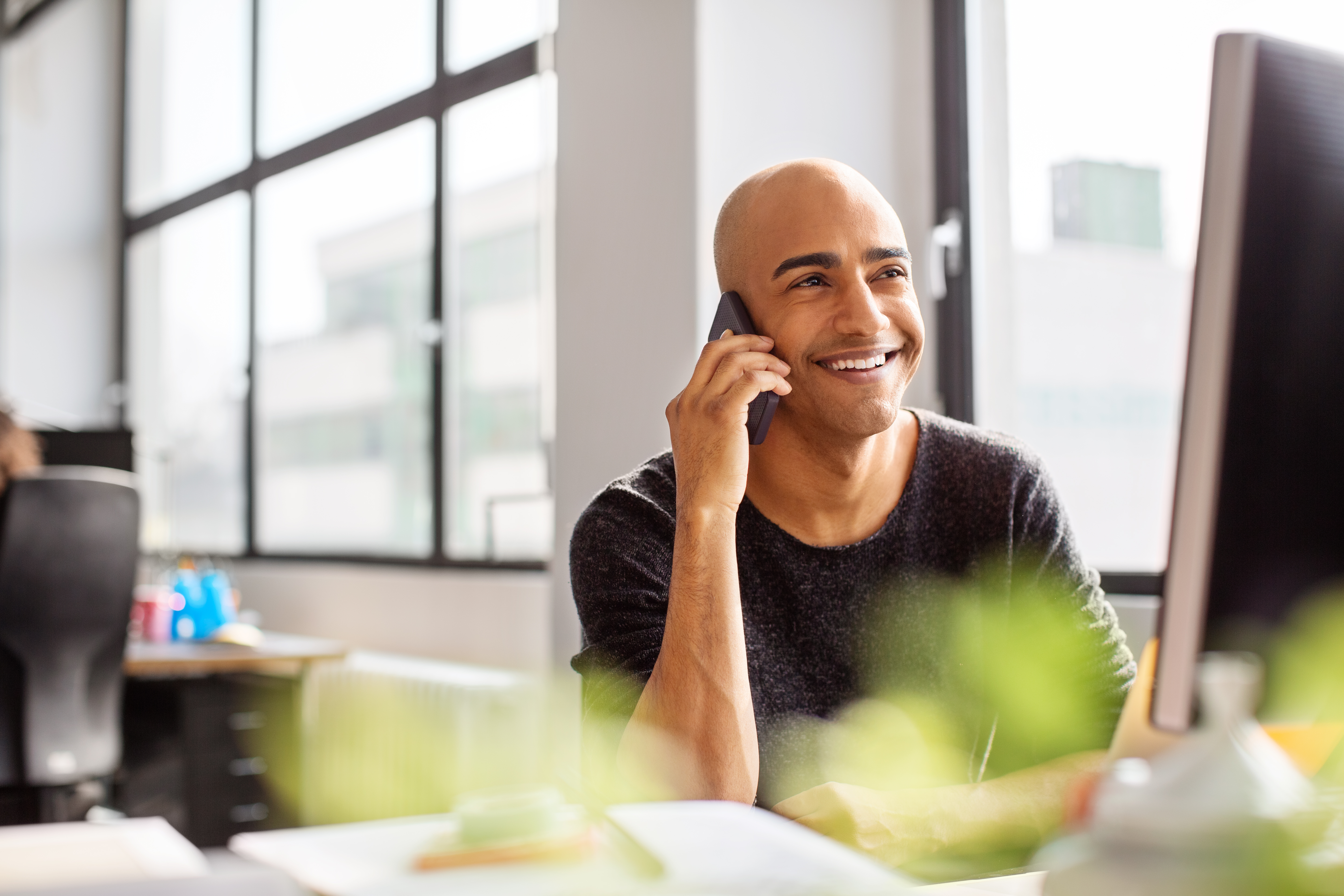 Mann lächelt beim Telefonieren | Quelle: Getty Images