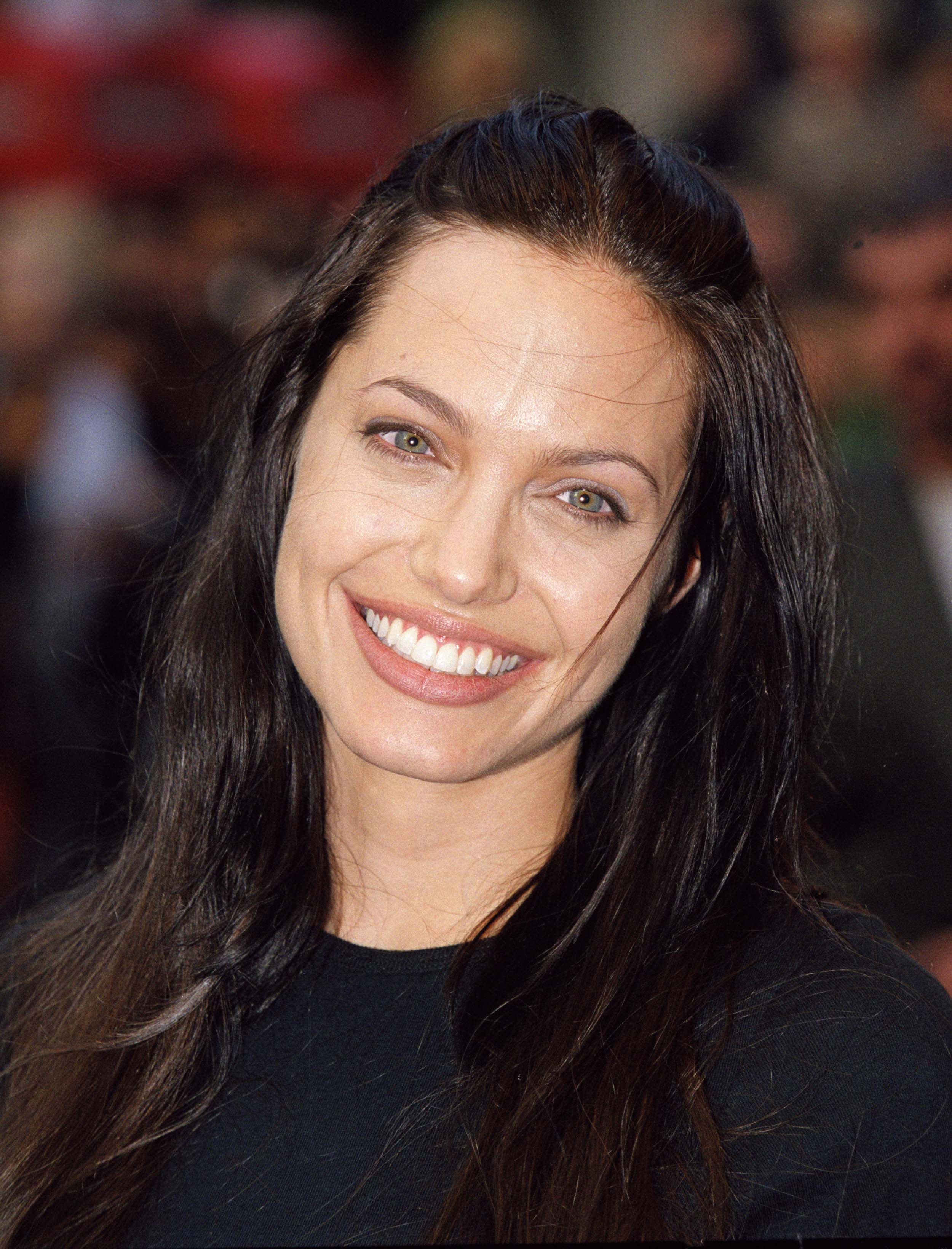 Abgesehen von ihrem Status als Hollywood-Star wurde Jolie schließlich ebenso für ihr humanitäres Engagement bekannt. Später verriet sie, dass ihr die Vereinbarkeit von Aktivismus und Mutterschaft oft kaum Zeit für aufwendige Schönheitsrituale ließ.