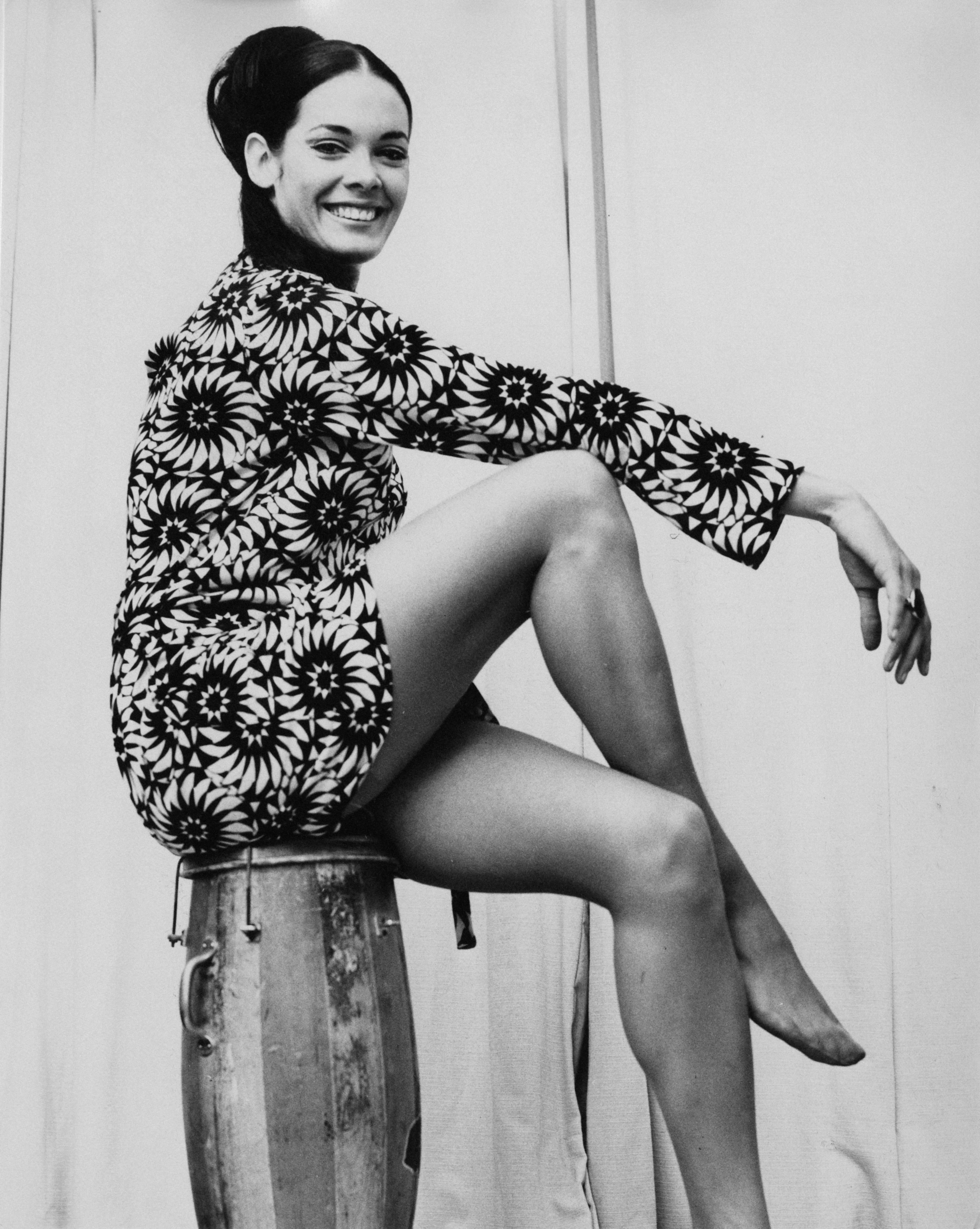 Martine Beswick im Dezember 1965. | Quelle: Getty Images