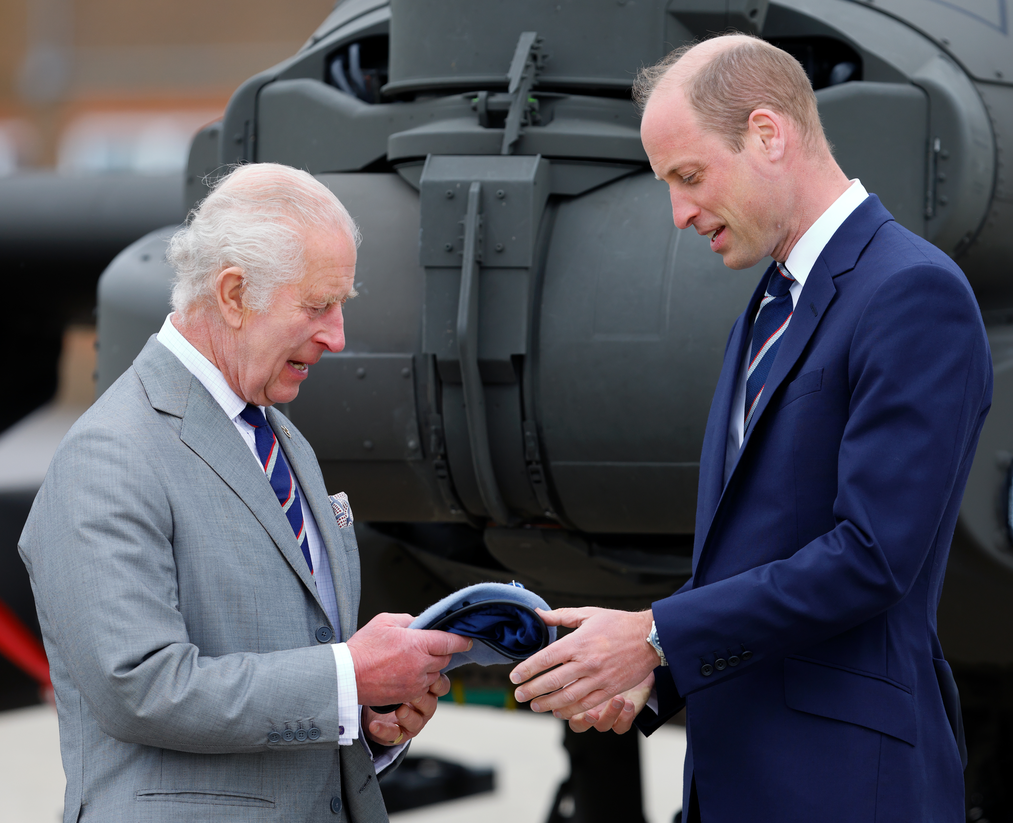 König Charles III. und Prinz William im Army Aviation Centre in Middle Wallop, Stockbridge, Vereinigtes Königreich, am 13. Mai 2024. | Quelle: Getty Images