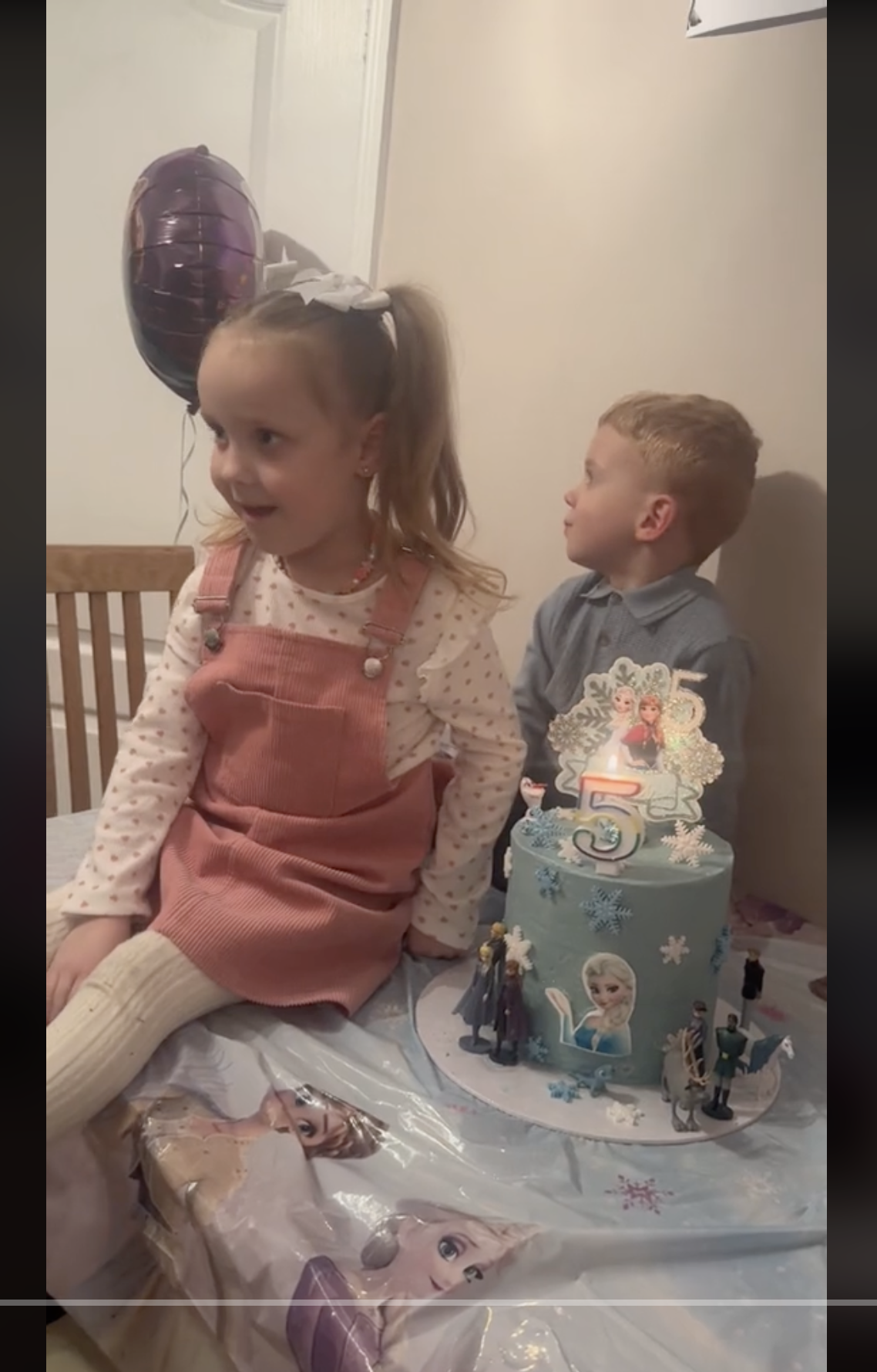 Ava und Leo sitzen in einem Video vom 26. Dezember 2023 neben der Torte zum fünften Geburtstag von Ava. | Quelle: tiktok.com/@bruh.georgia