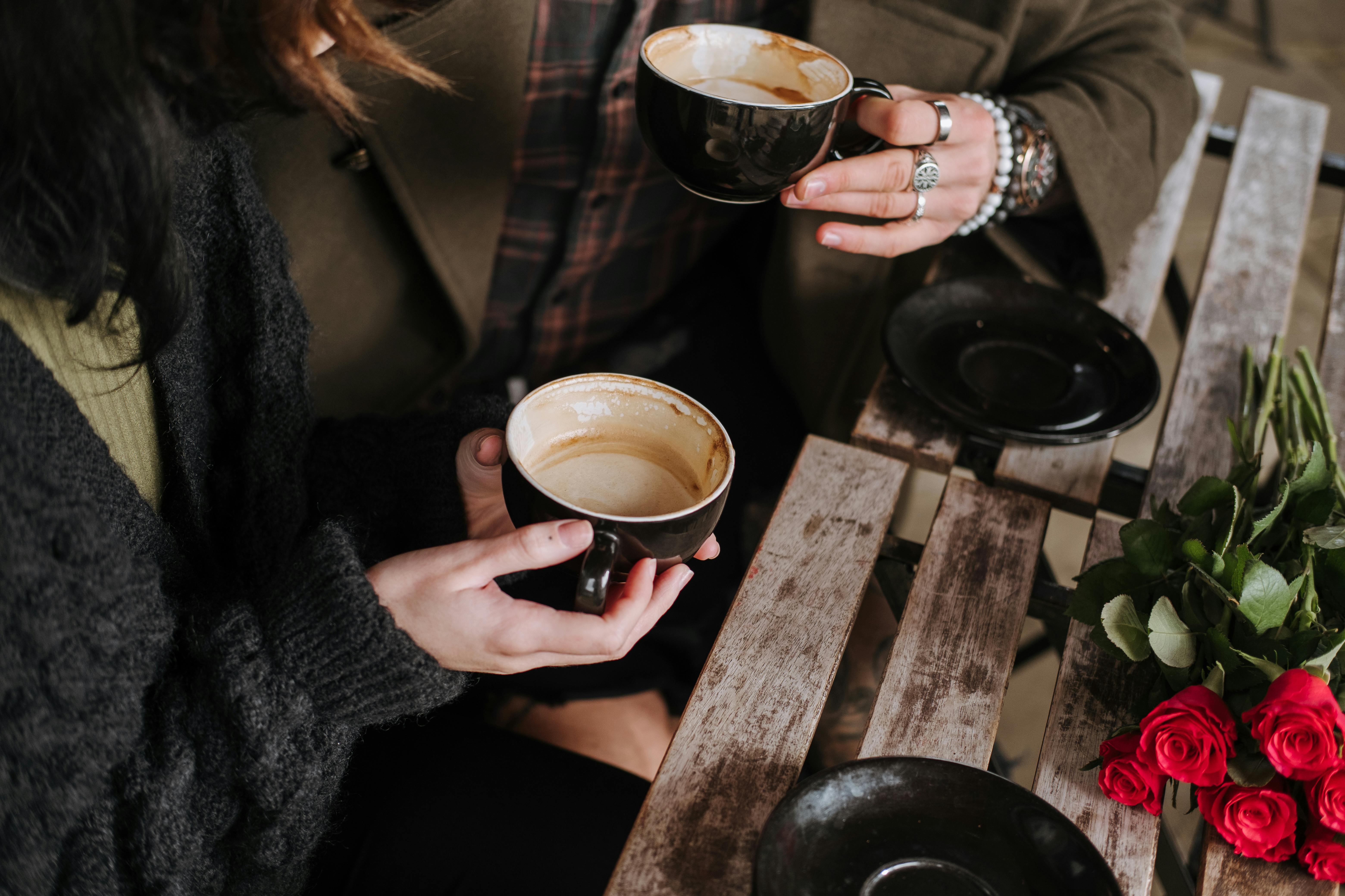 Ein Paar beim Kaffeeklatsch | Quelle: Pexels