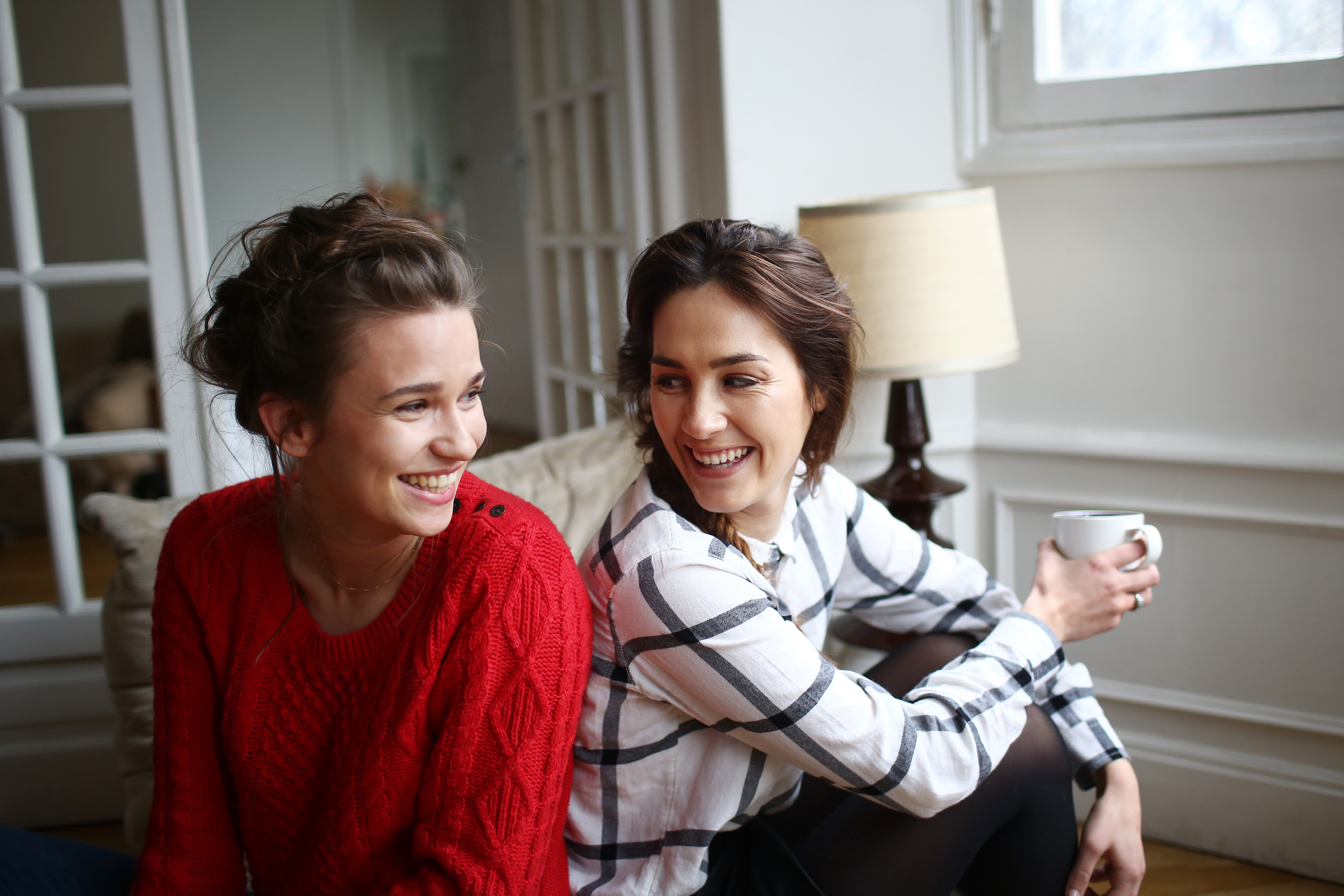 Zwei Freunde, die zusammen lachen | Quelle: Getty Images