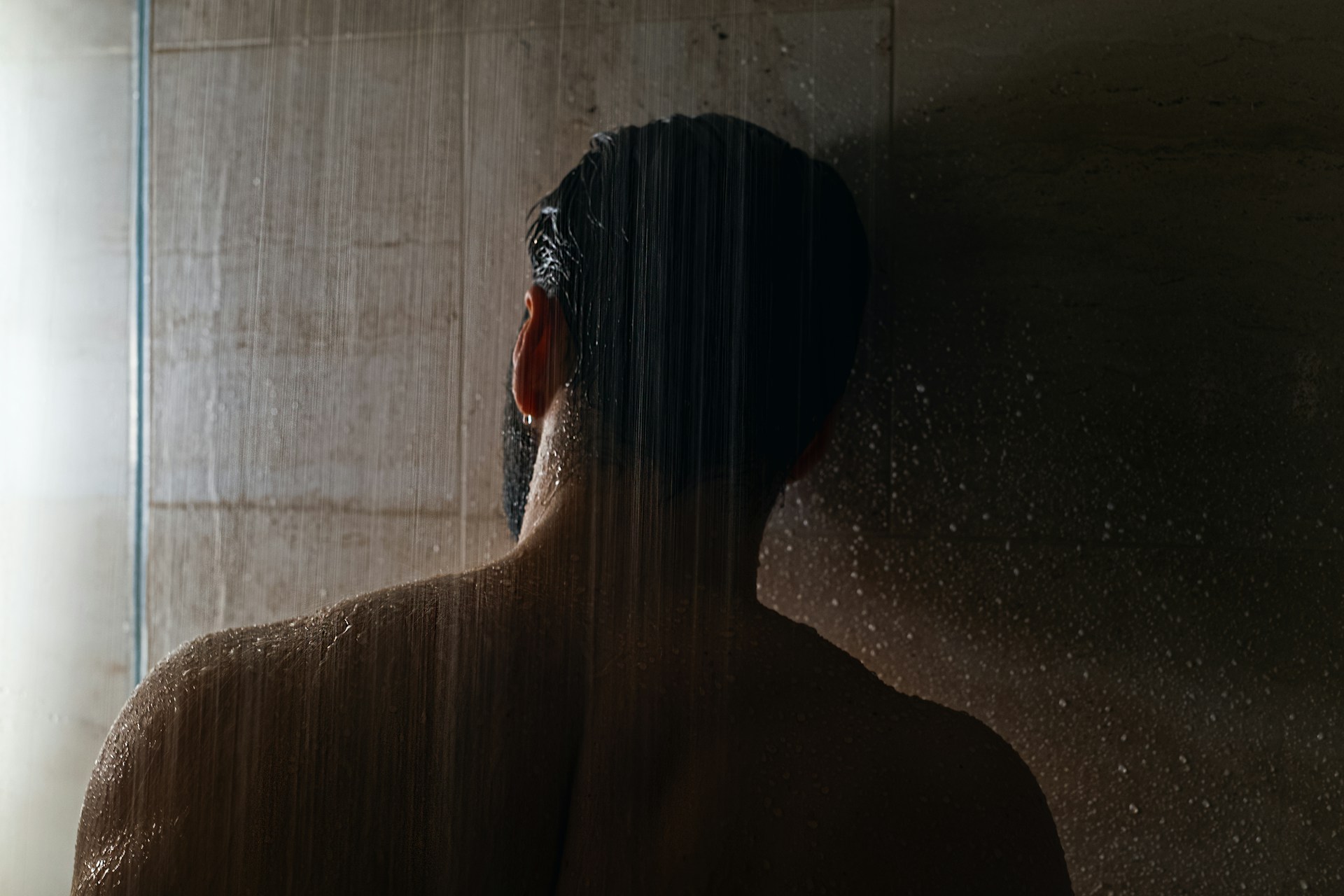 Ein Mann unter der Dusche | Quelle: Unsplash