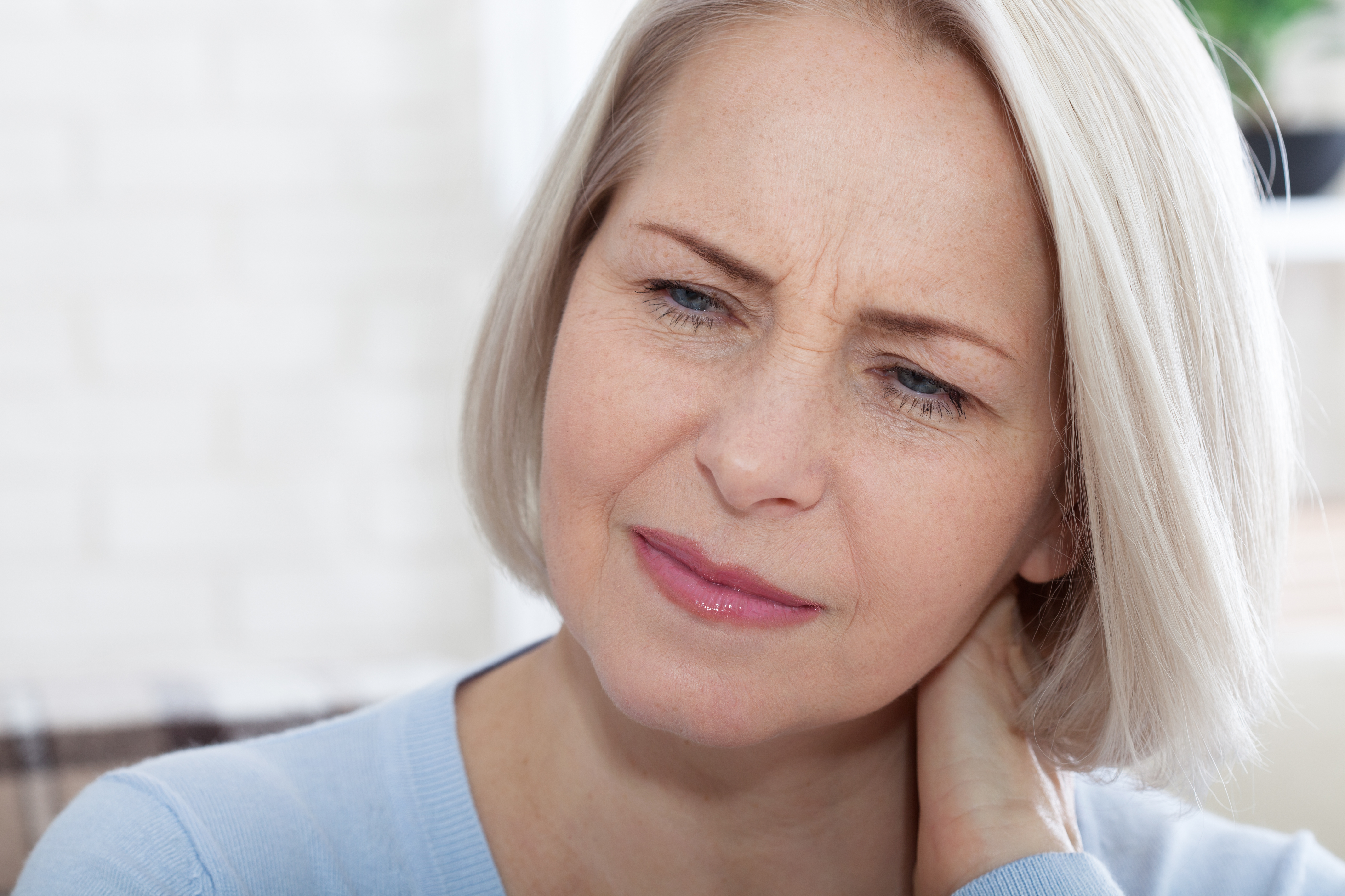 Eine Frau mit einem besorgten Gesichtsausdruck | Quelle: Shutterstock
