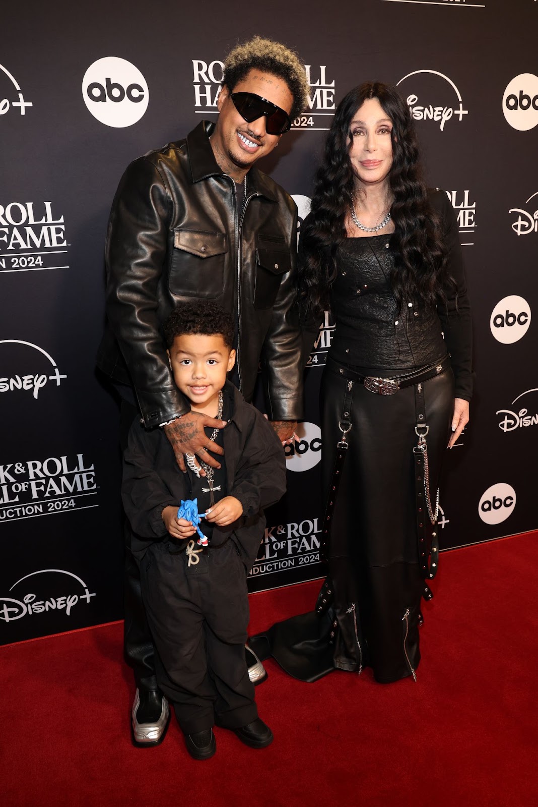 Slash Electric Alexander und Alexander "AE" Edwards mit Cher bei der 2024 Rock & Roll Hall of Fame Induction Ceremony am 19. Oktober in Cleveland, Ohio. | Quelle: Getty Images