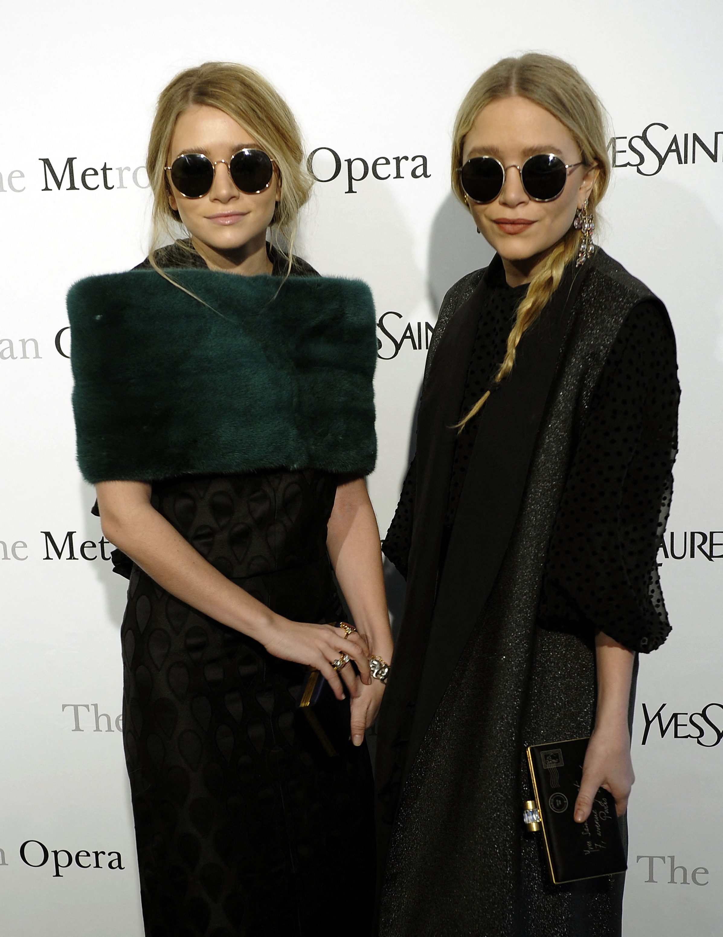 Ashley und Mary-Kate Olsen bei der Galapremiere von Rossinis "Le Comte Ory" an der Metropolitan Opera am 24. März 2011 | Quelle: Getty Images