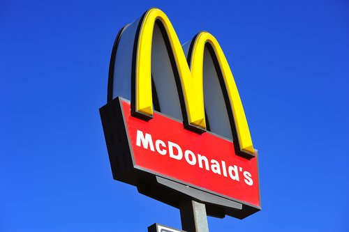 McDonald's-Schild | Quelle: Shutterstock
