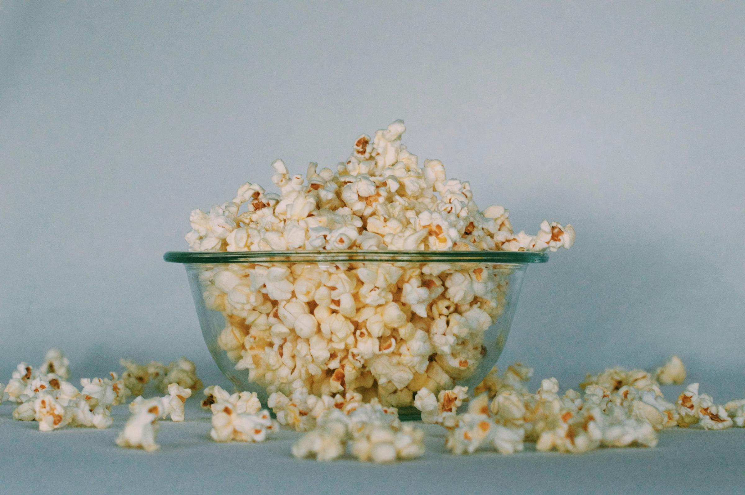 Eine Schale mit Popcorn | Quelle: Unsplash