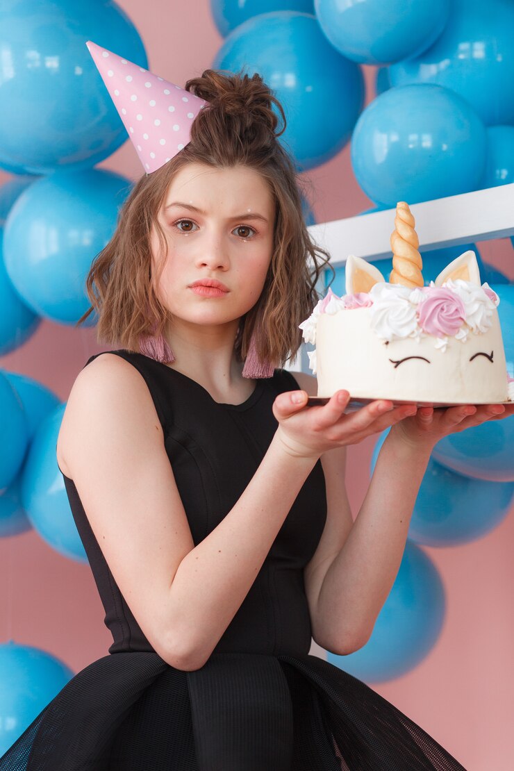 Ein Geburtstagskind mit einer Torte | Quelle: Freepik
