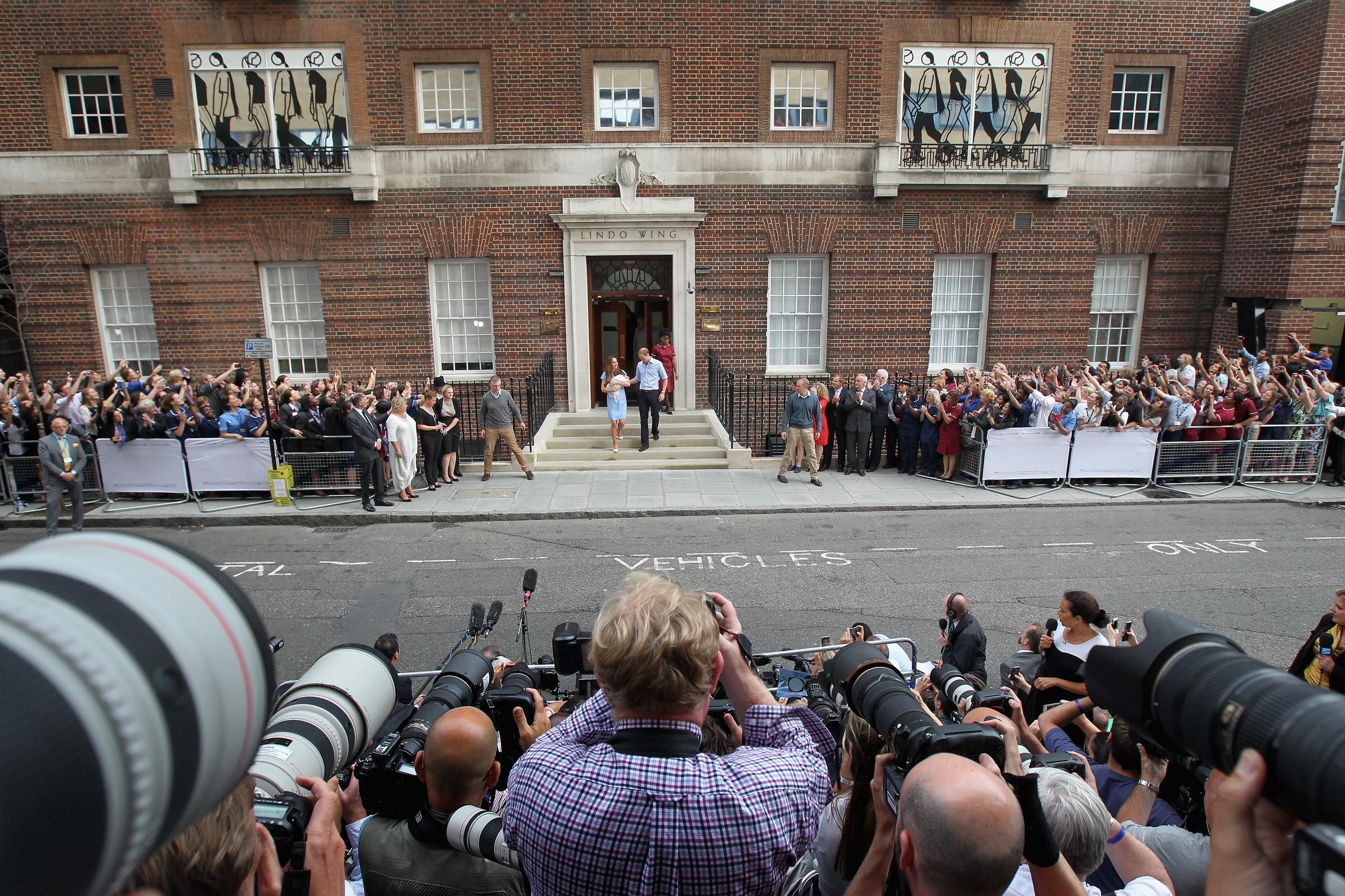 Prinz William und Prinzessin Catherine stellen am 23. Juli 2013 vor dem St. Mary’s Hospital in London den neugeborenen Prinzen George der Öffentlichkeit vor. Menschenmengen und Fotografen hatten sich versammelt, um einen ersten Blick auf den zukünftigen König zu erhaschen. | Quelle: Getty Images