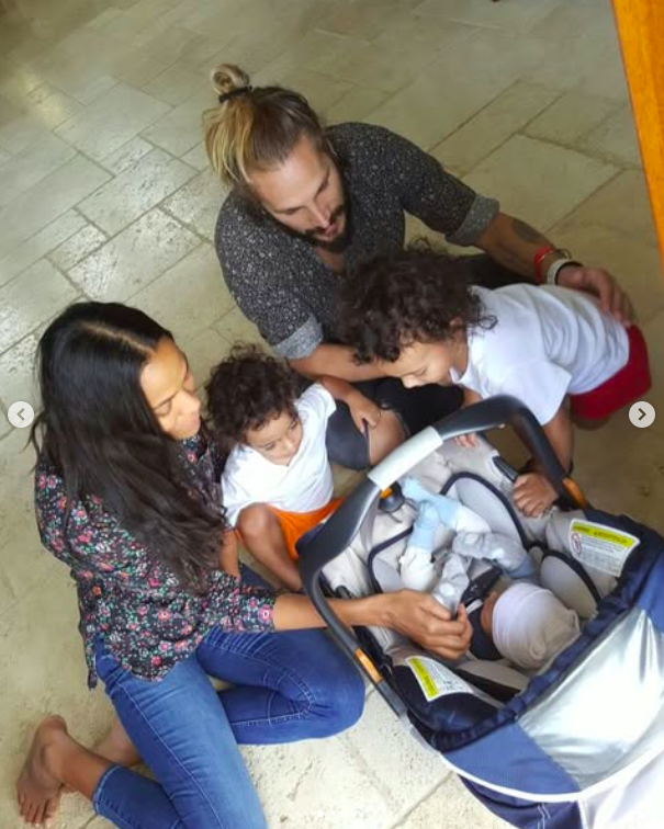 Zoe Saldaña und Marco Perego mit ihren Söhnen Cy, Bowie und Zen Perego-Saldaña bei einem Familienmoment, gepostet am 13. Mai 2024 | Quelle: Instagram/zoesaldana