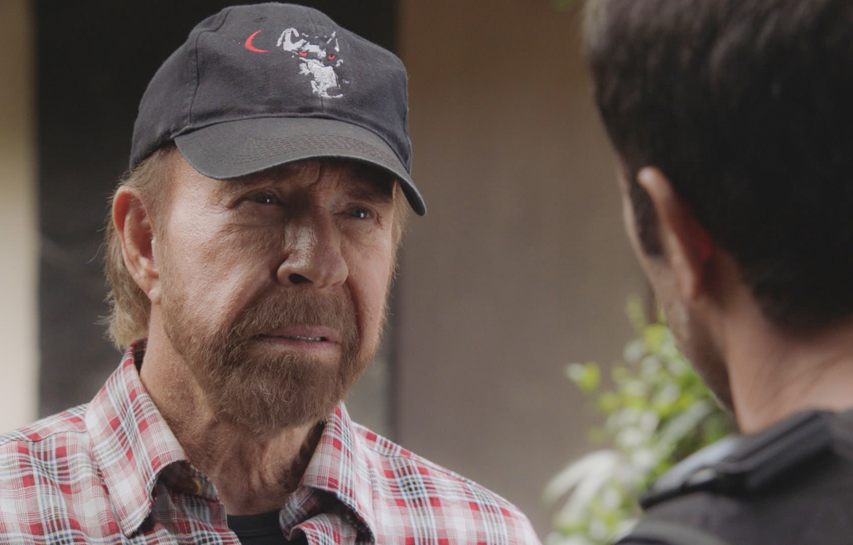 Chuck Norris bei den Dreharbeiten zu „Hawaii Five-0“ im Jahr 2020. | Quelle: Getty Images