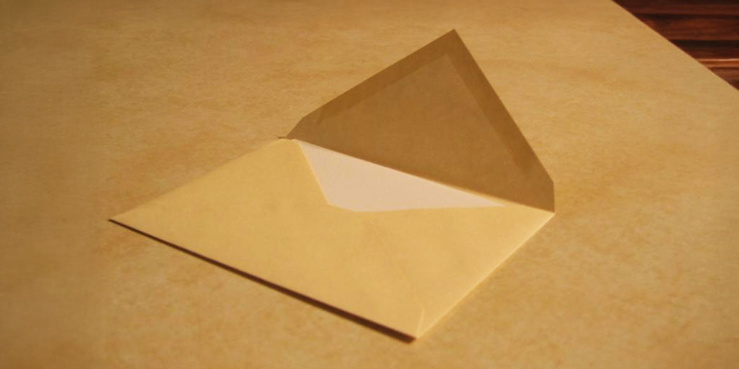 Ein Stück Papier in einem Umschlag | Quelle: Flickr/Delwin Steven Campbell/CC BY 2.0