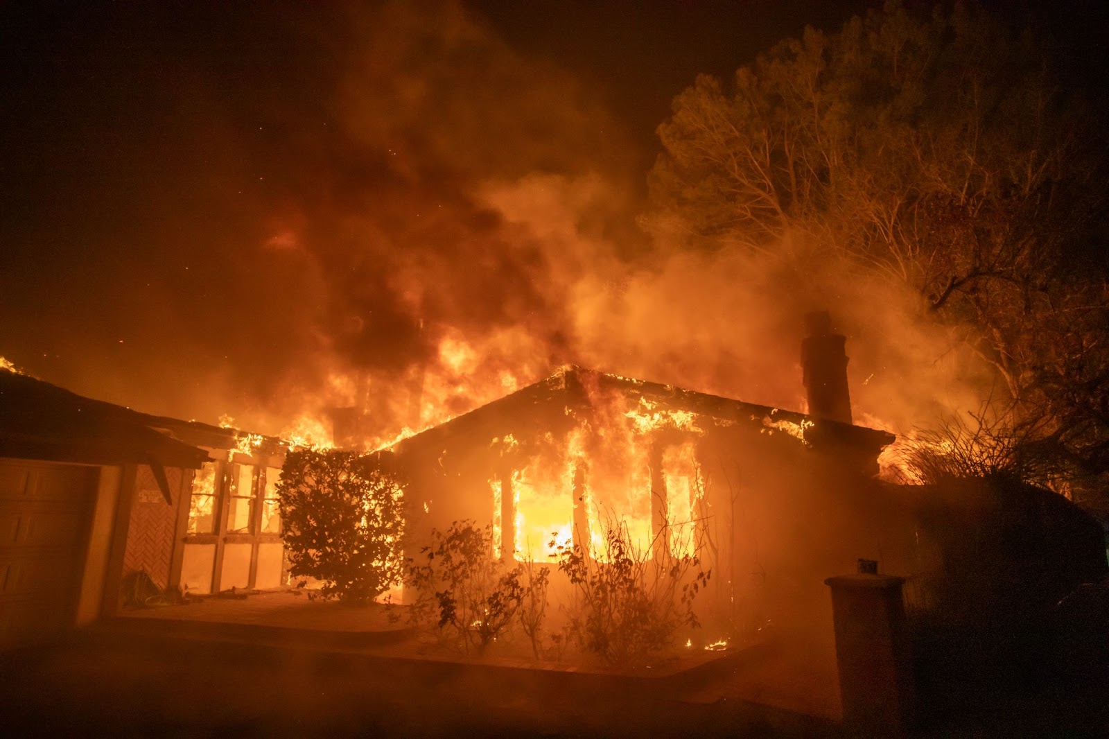 Die Flammen des Palisades-Feuers verbrennen ein Haus während eines starken Sturms am 8. Januar 2025. | Quelle: Getty Images