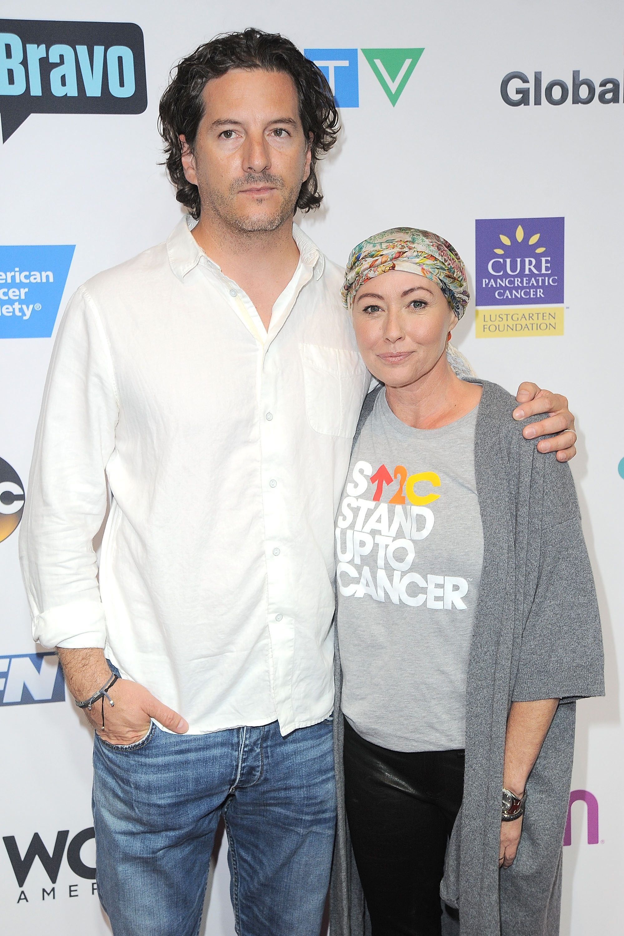 Kurt Iswarienko und Shannen Doherty bei der Veranstaltung Stand Up to Cancer am 9. September 2016 in Los Angeles, Kalifornien. | Quelle: Getty Images