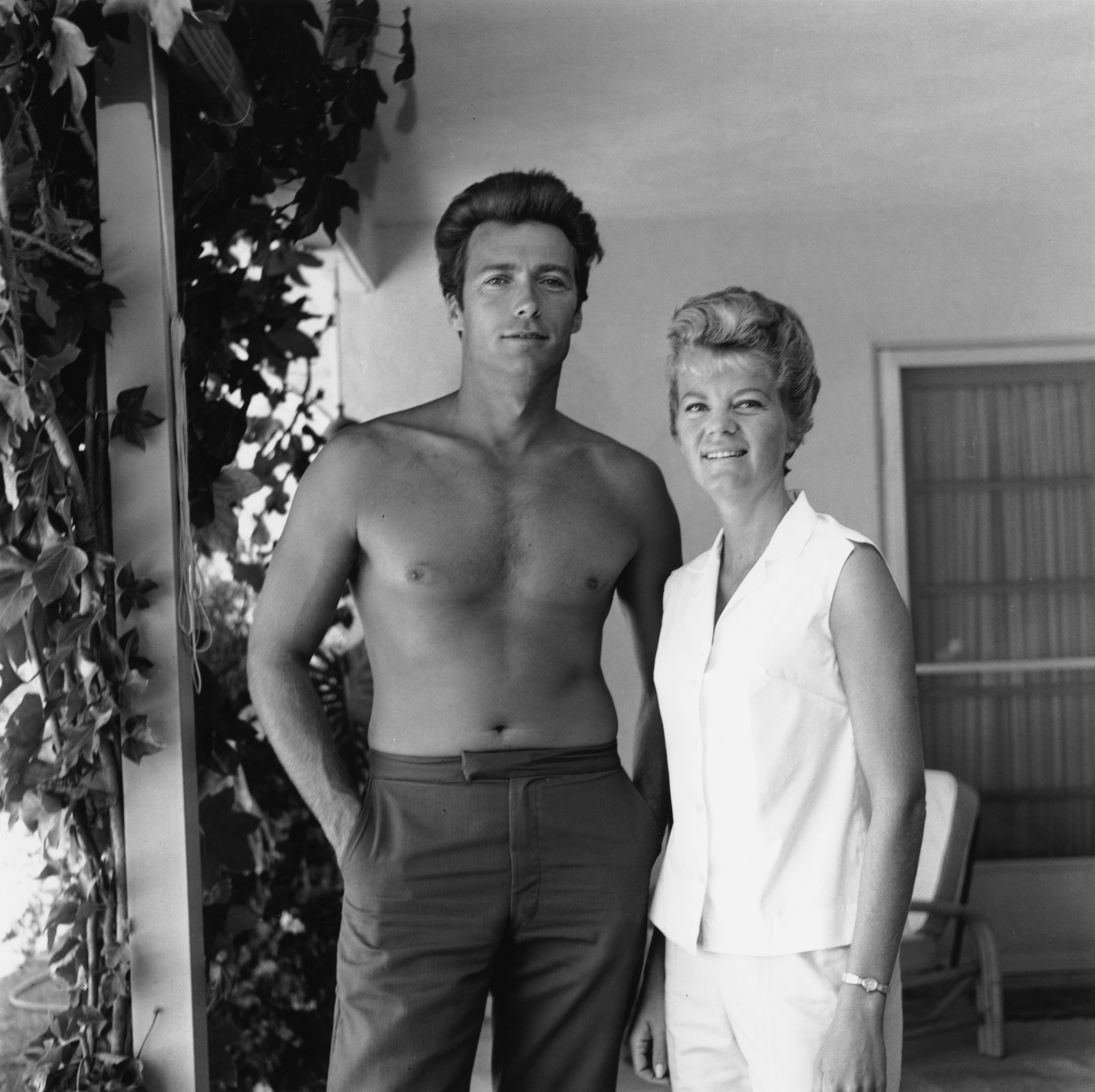 Clint Eastwood und Maggie Johnson, fotografiert in ihrem Haus in Los Angeles, Kalifornien, um 1960. | Quelle: Getty Images