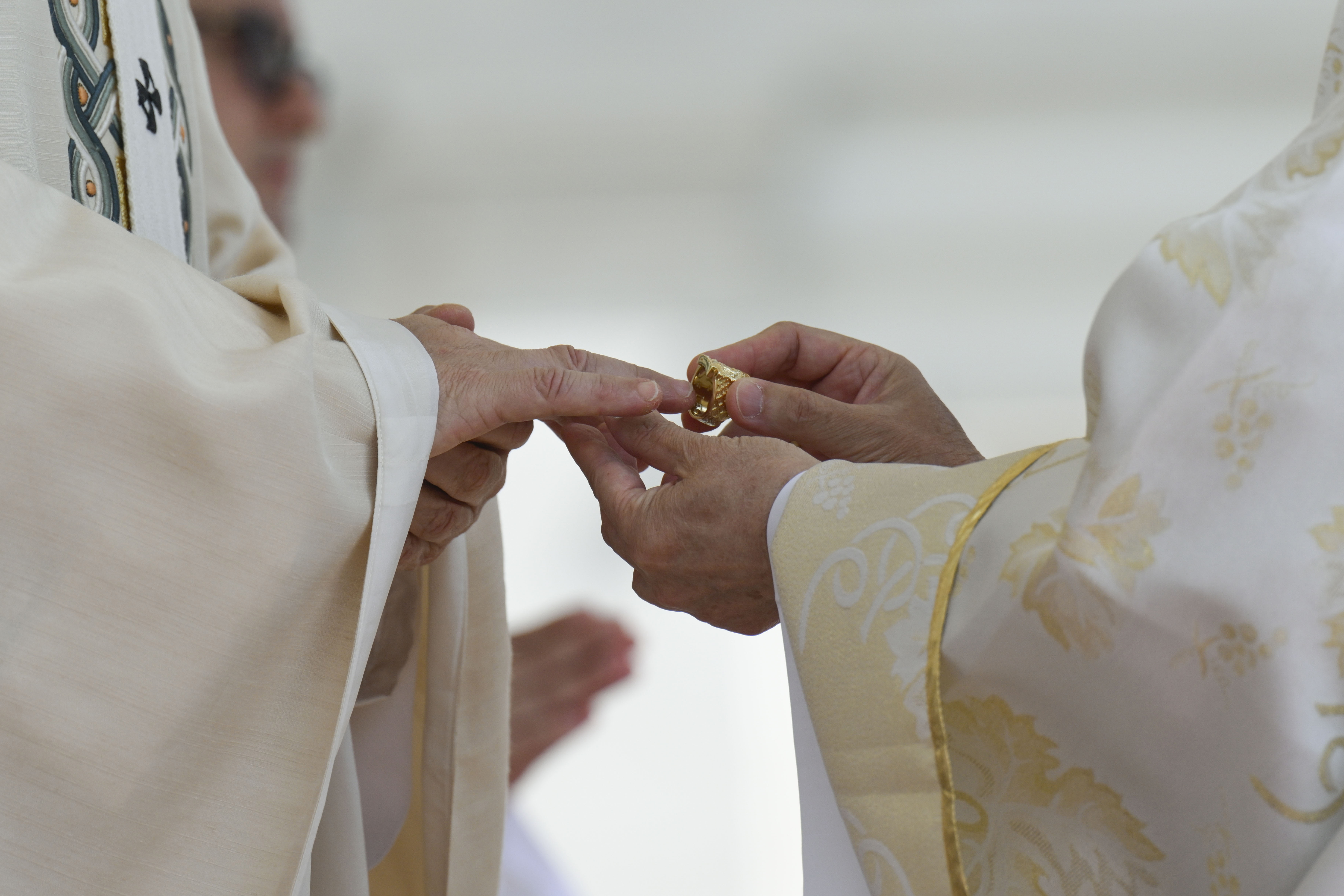 Papst Leo XIV. erhält den Ring des Fischers von Kardinal Luis Antonio Tagle während der Messe zur Amtseinführung seines Pontifikats auf dem Petersplatz am 18. Mai 2025 in der Vatikanstadt. | Quelle: Getty Images