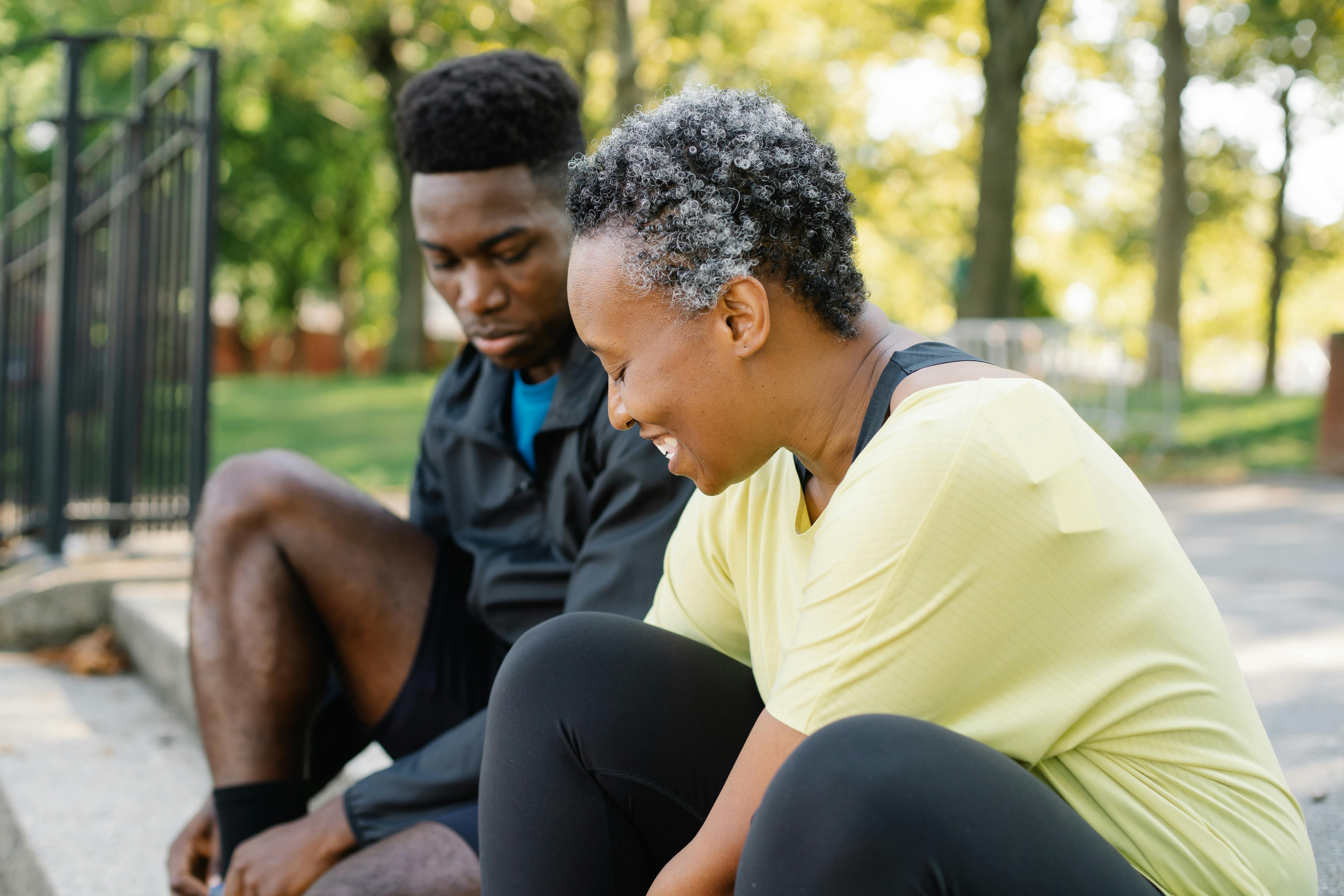 Ein Sohn im Gespräch mit seiner Mutter | Quelle: Pexels