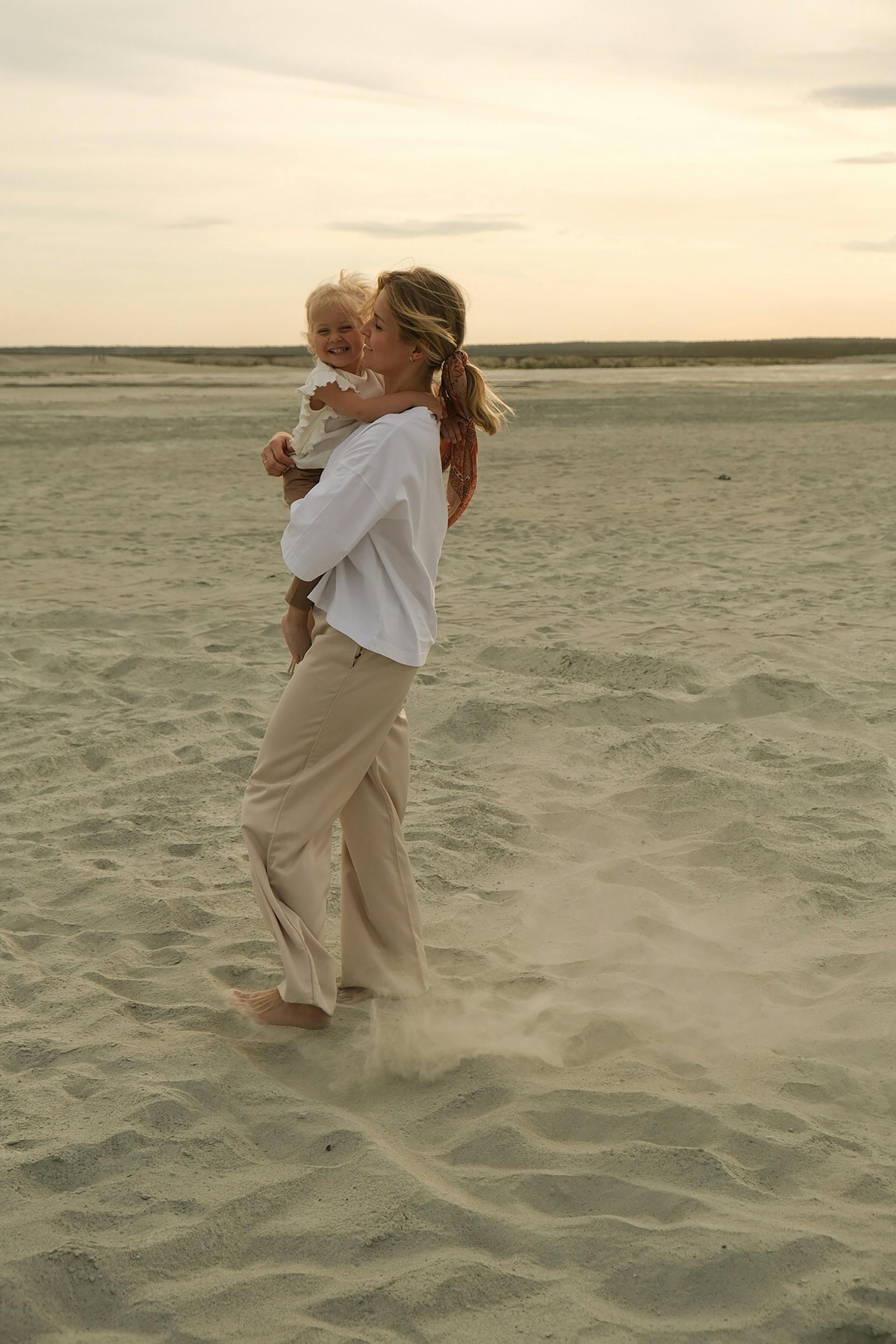 Eine Frau hält ein Baby am Strand | Quelle: pexels