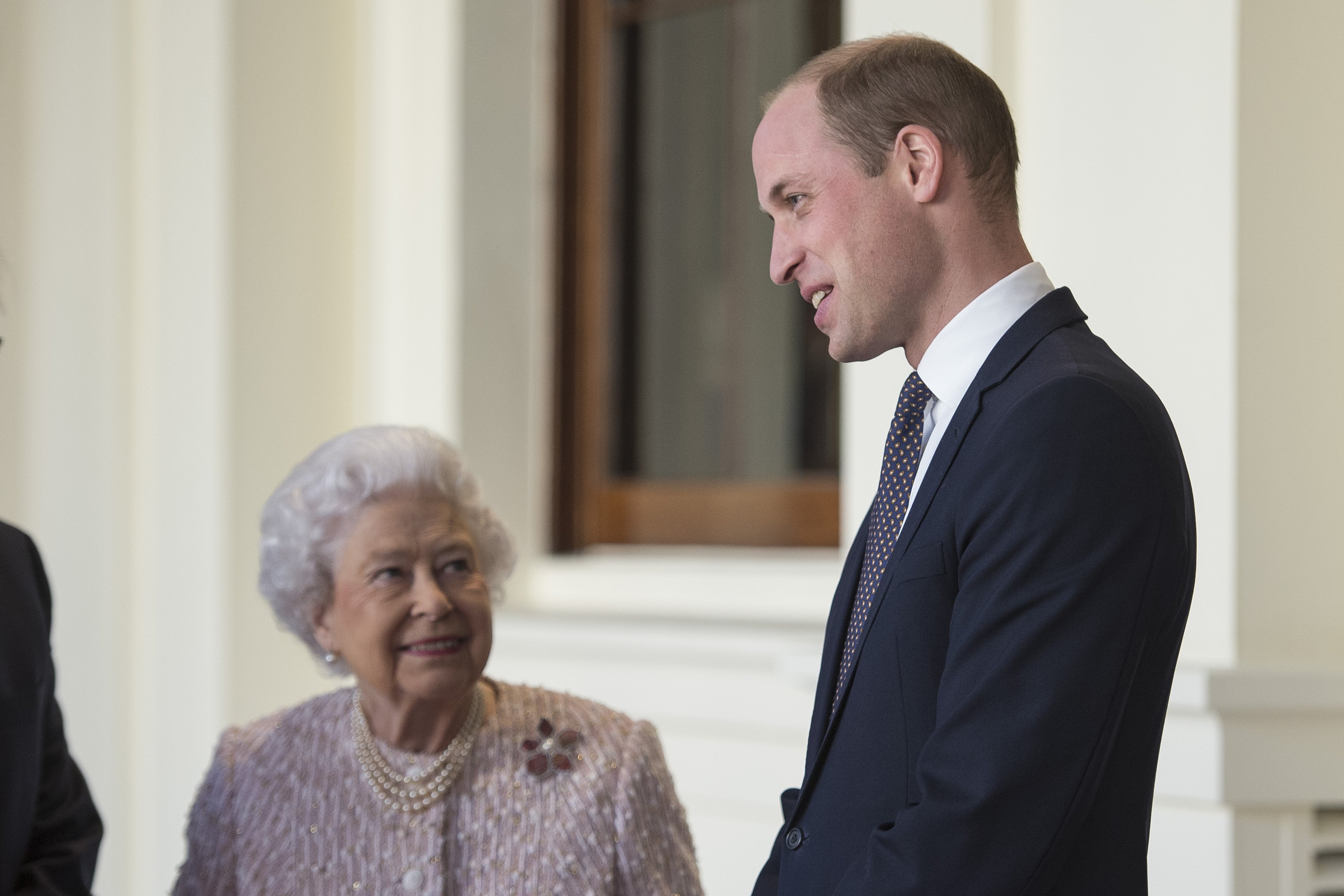 Königin Elizabeth II. und Prinz William im Buckingham Palace am 28. November 2017 in London, Vereinigtes Königreich┃Quelle: Getty Images