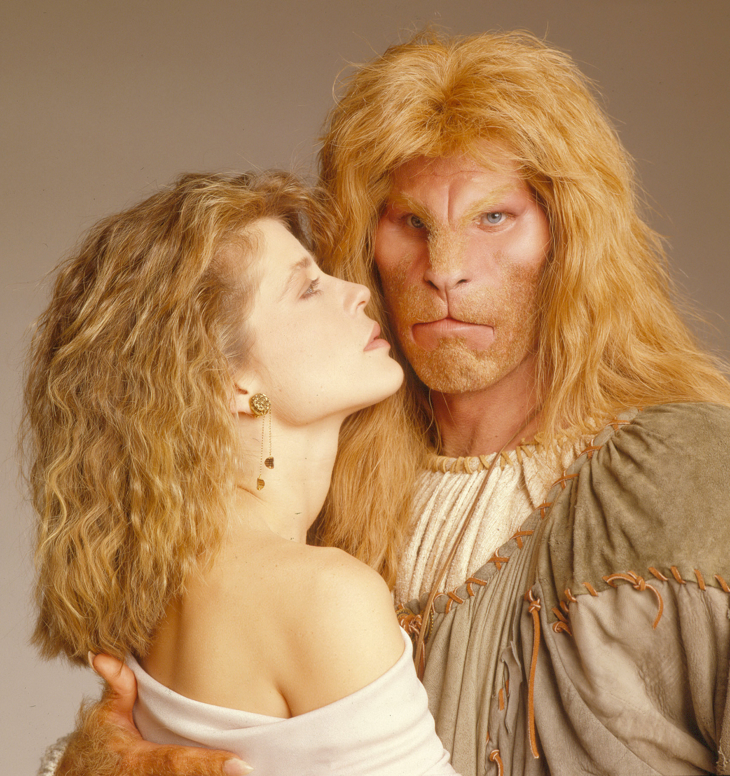 Linda Hamilton und Ron Perlman posieren für ein Werbefoto für die Serie "Die Schöne und das Biest", ca. 1987. | Quelle: Getty Images