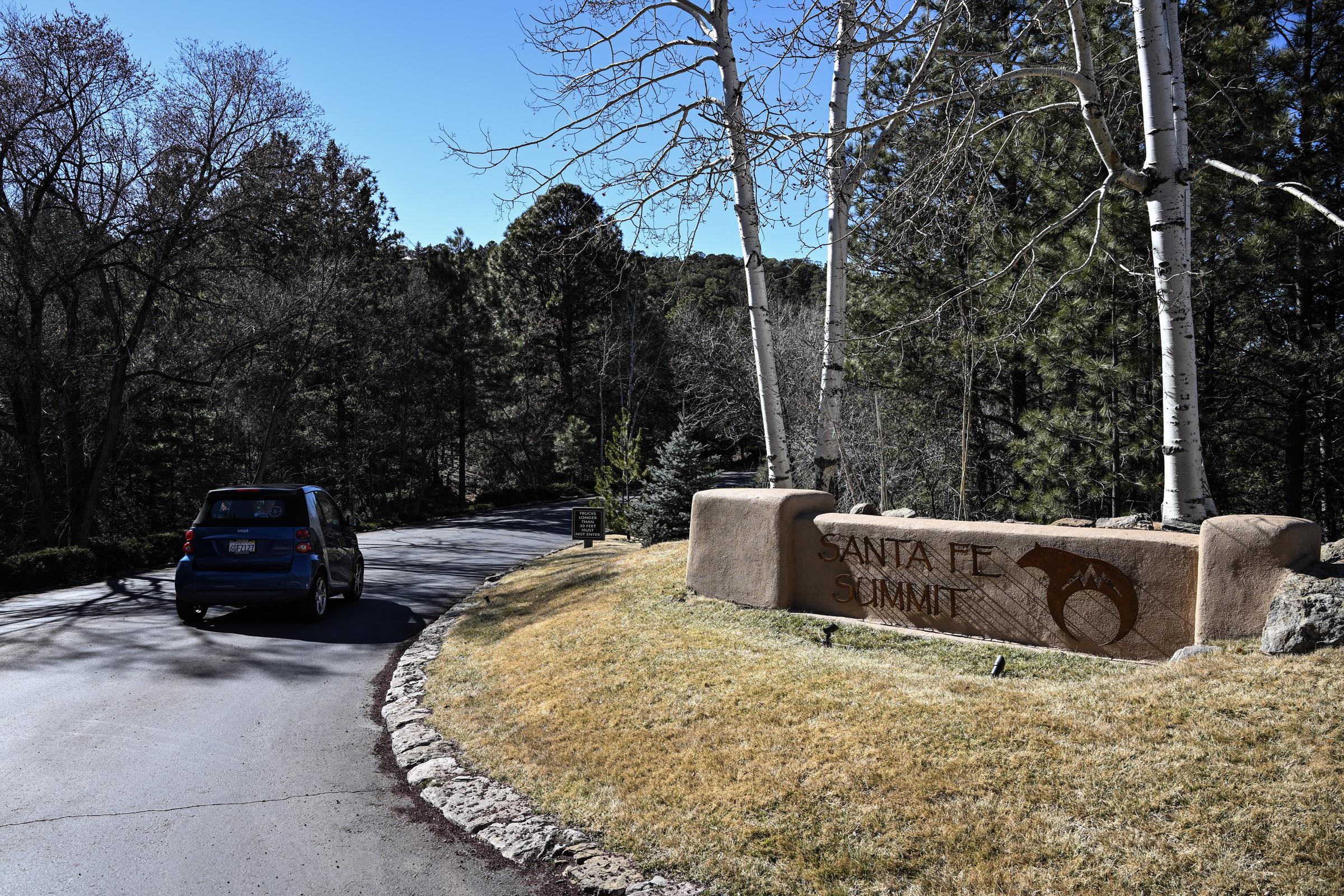 Ein Blick auf den Eingang des Viertels Santa Fe Summit, in dem Gene Hackman am 28. Februar 2025 lebte | Quelle: Getty Images