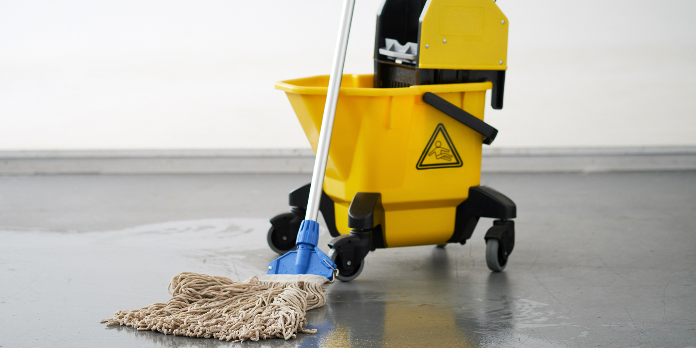 Mopp und Eimer auf dem Boden | Quelle: Shutterstock