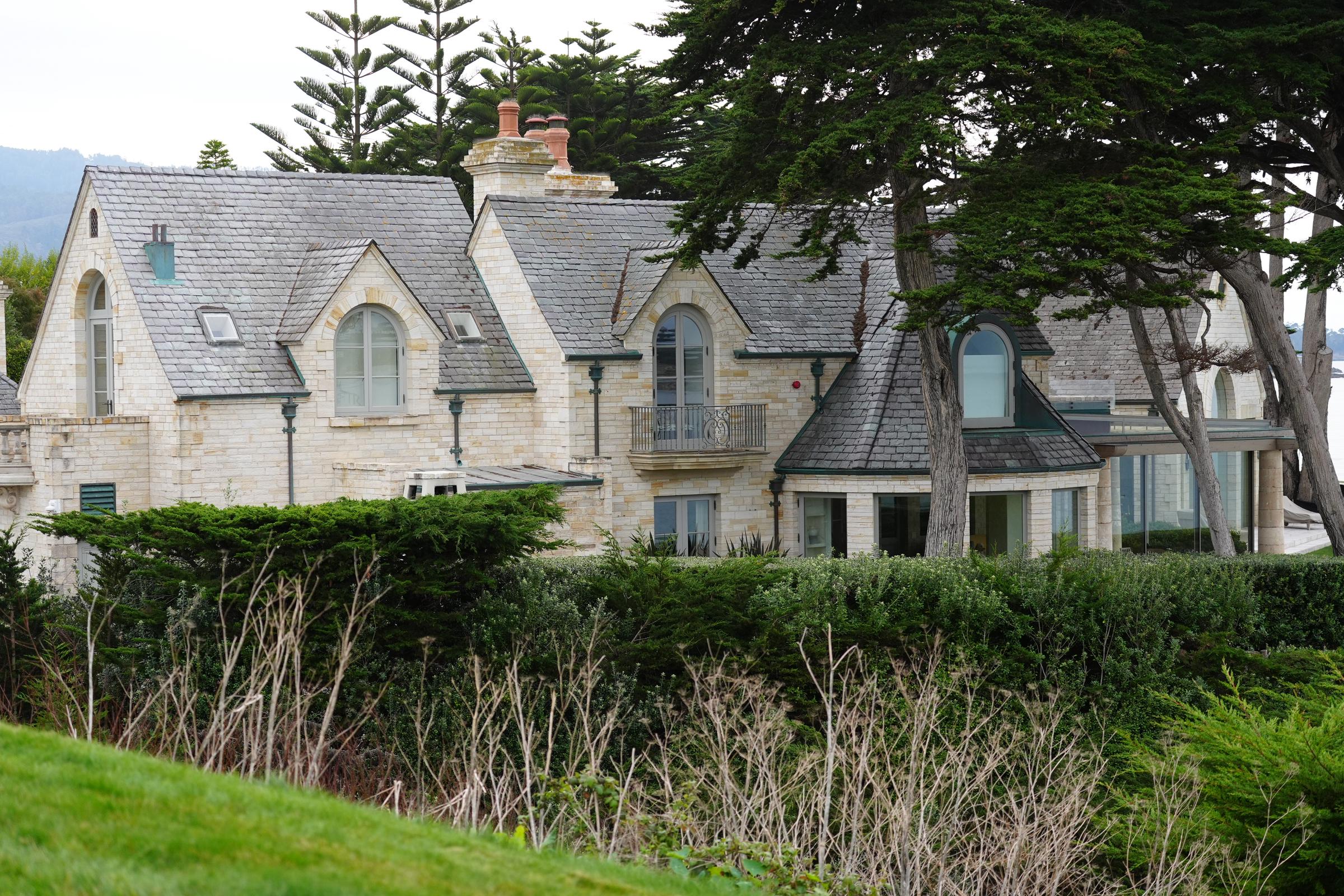 Das ehemalige Haus von Gene Hackman, das sich in der Nähe des 10. Grüns und des Carmel Beach befindet, gesehen am 31. Januar 2025 | Quelle: Getty Images