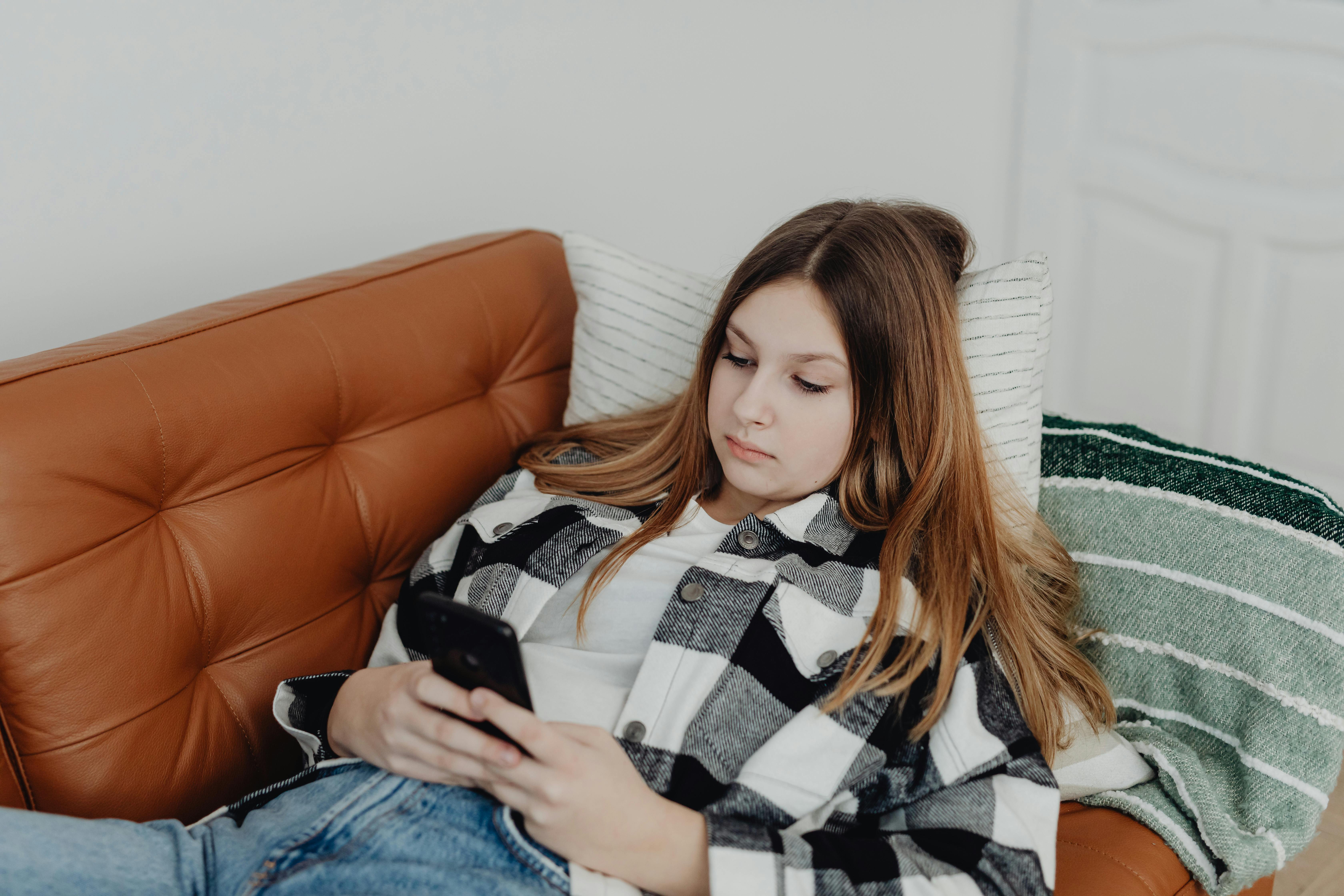 Ein Mädchen an ihrem Telefon | Quelle: Pexels