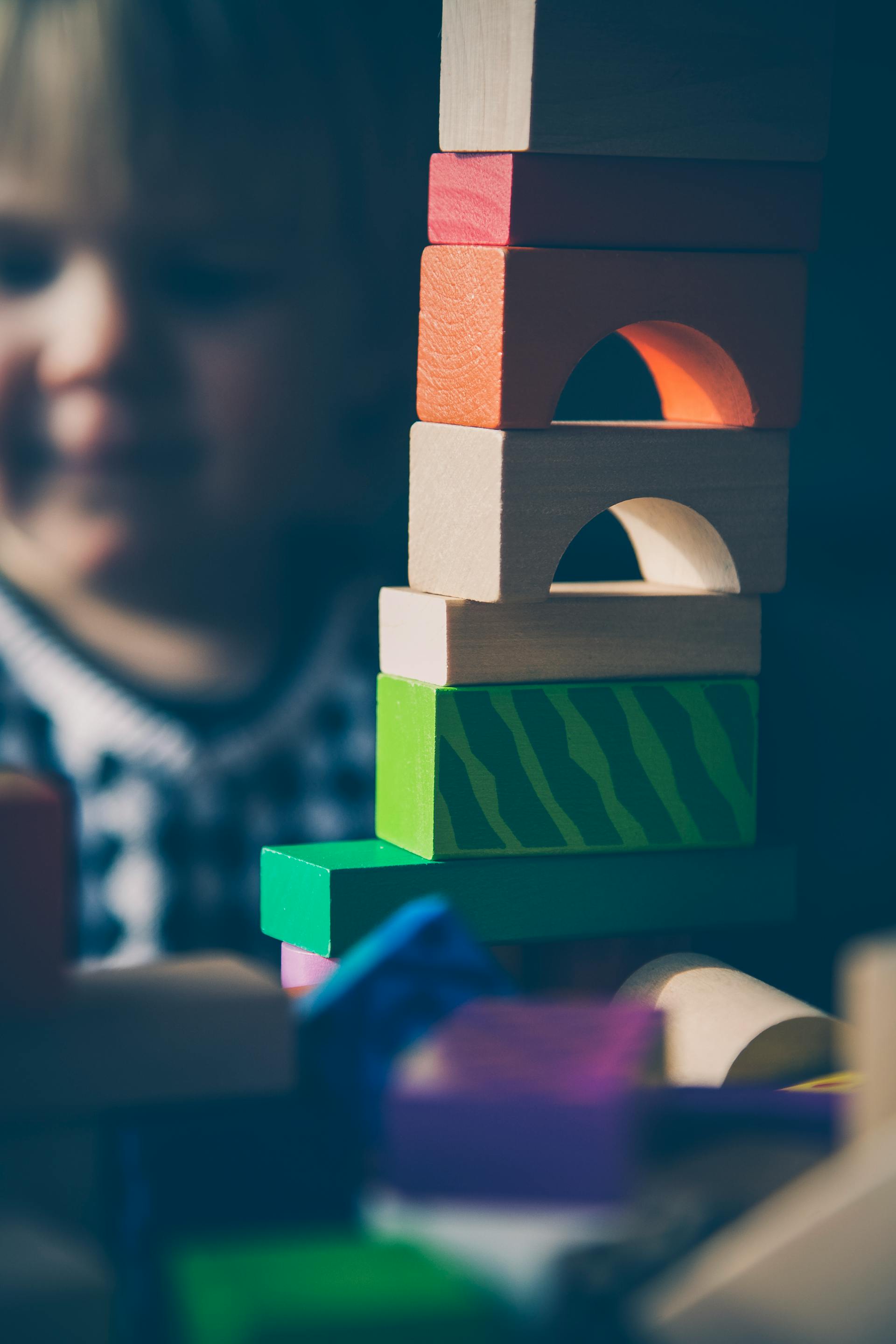 Ein Kind spielt mit bunten Blöcken | Quelle: Pexels