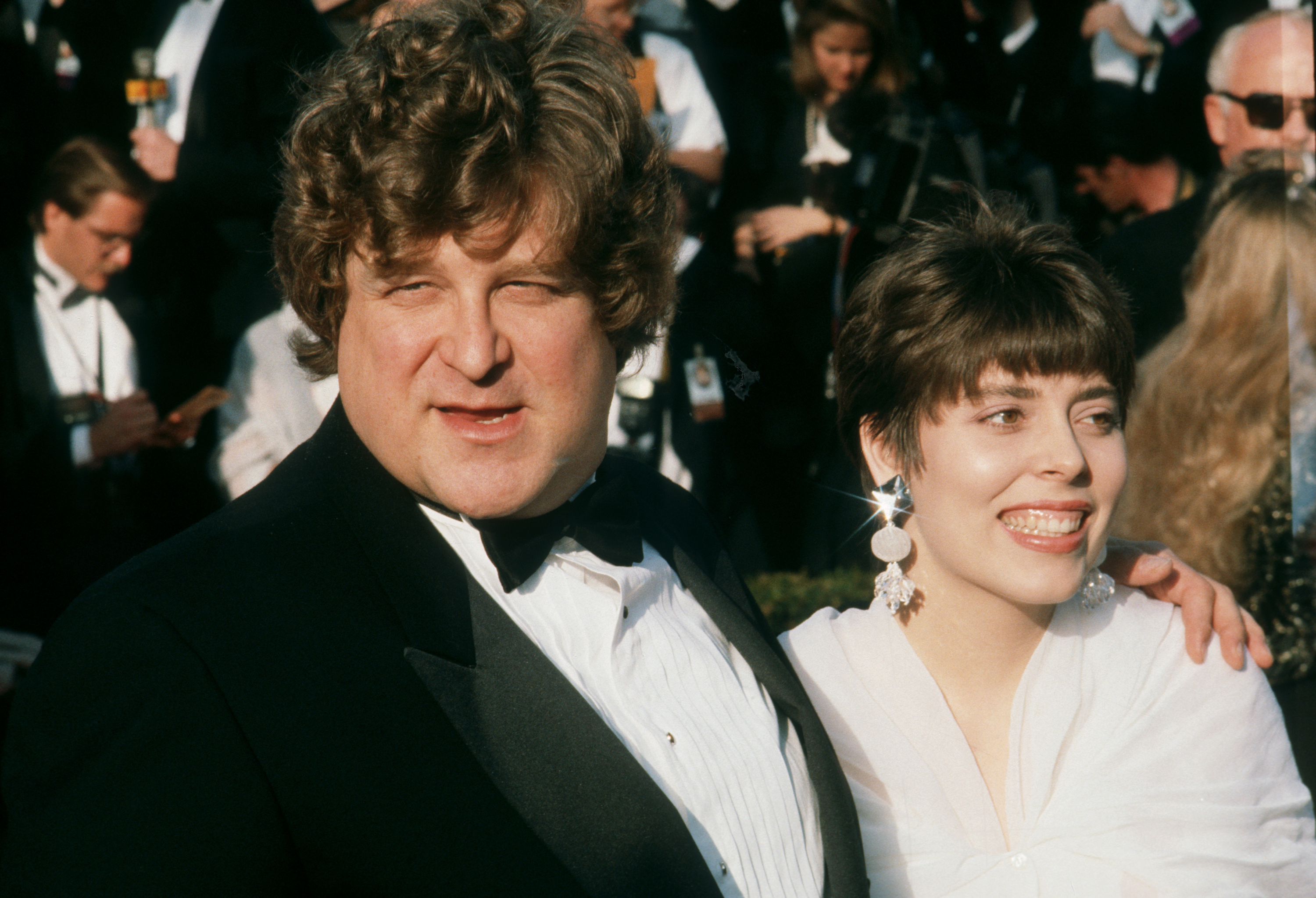 John Goodman und seine Frau Anna Beth Hartzog besuchen die 62. jährliche Oscar-Verleihung am 26. März 1990 im Dorothy Chandler Pavilion in Los Angeles, Kalifornien. | Quelle: Getty Images