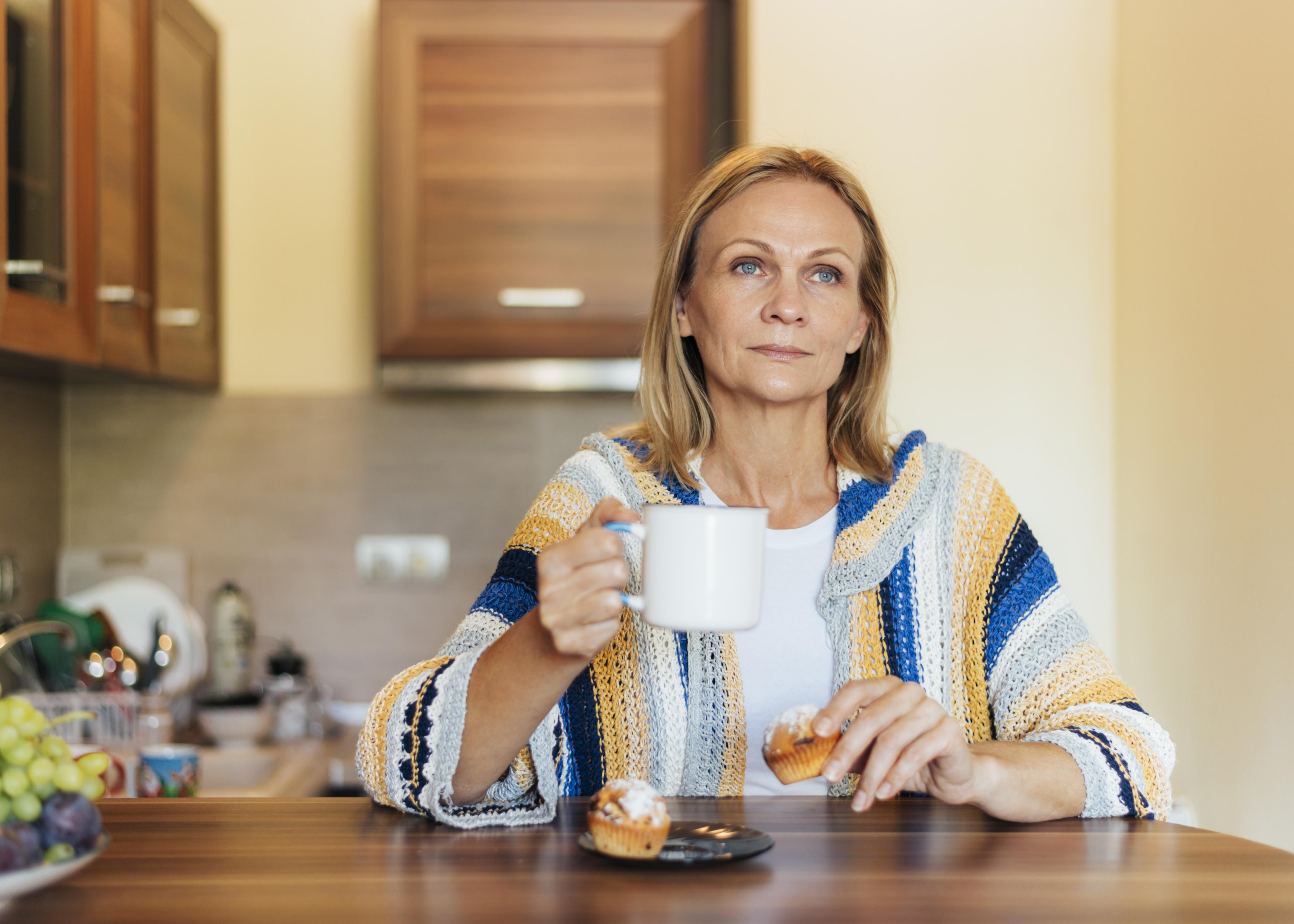 Frau in der Küche mit einer Tasse Tee | Quelle: Freepik