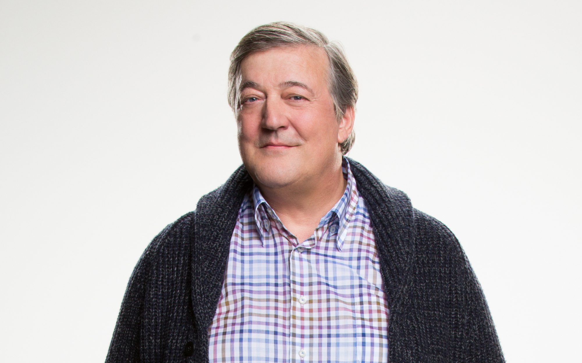Stephen Fry als Roland in "The Great Indoors" am 18. April 2016. | Quelle: Getty Images