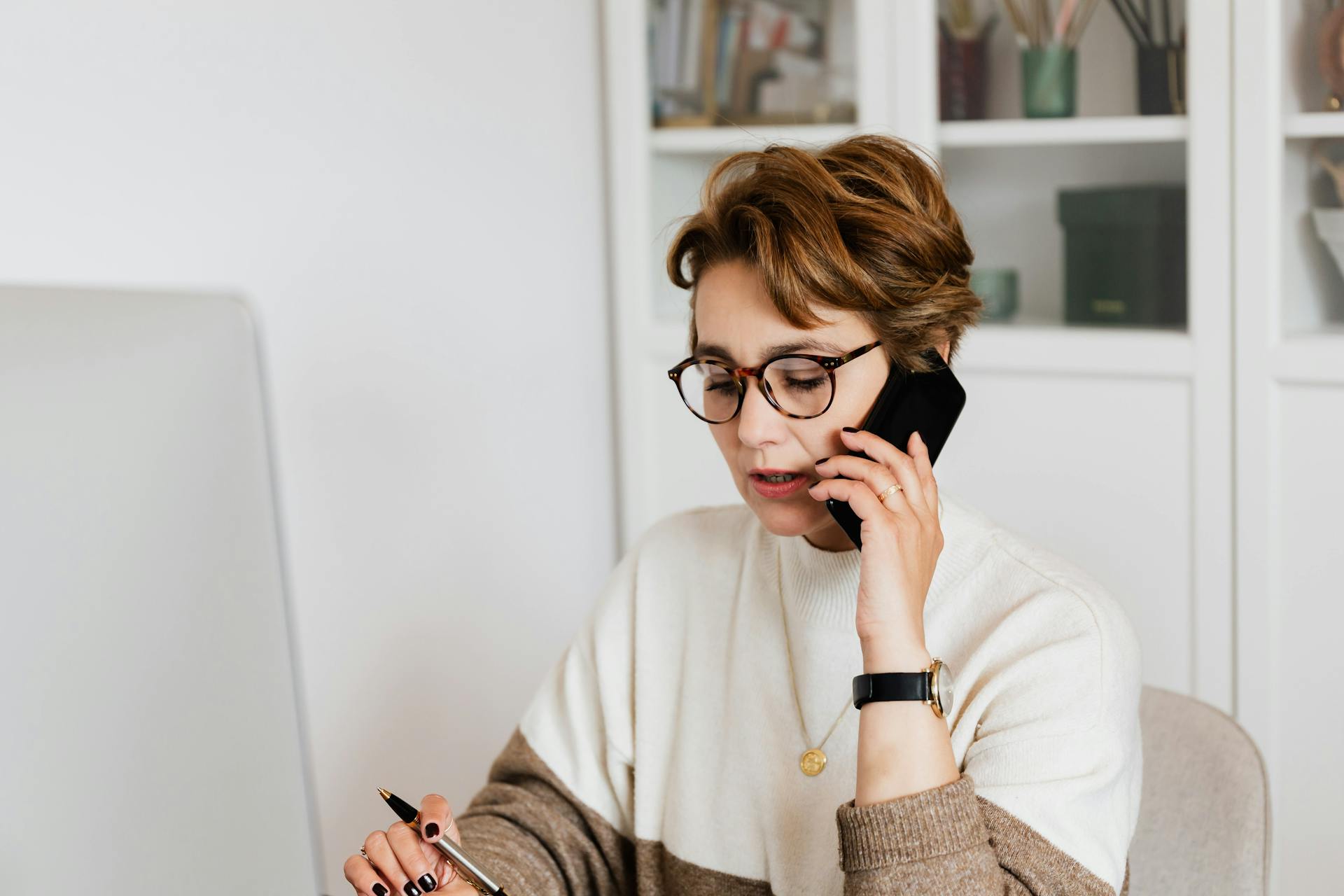 Eine Frau spricht am Telefon | Quelle: Pexels