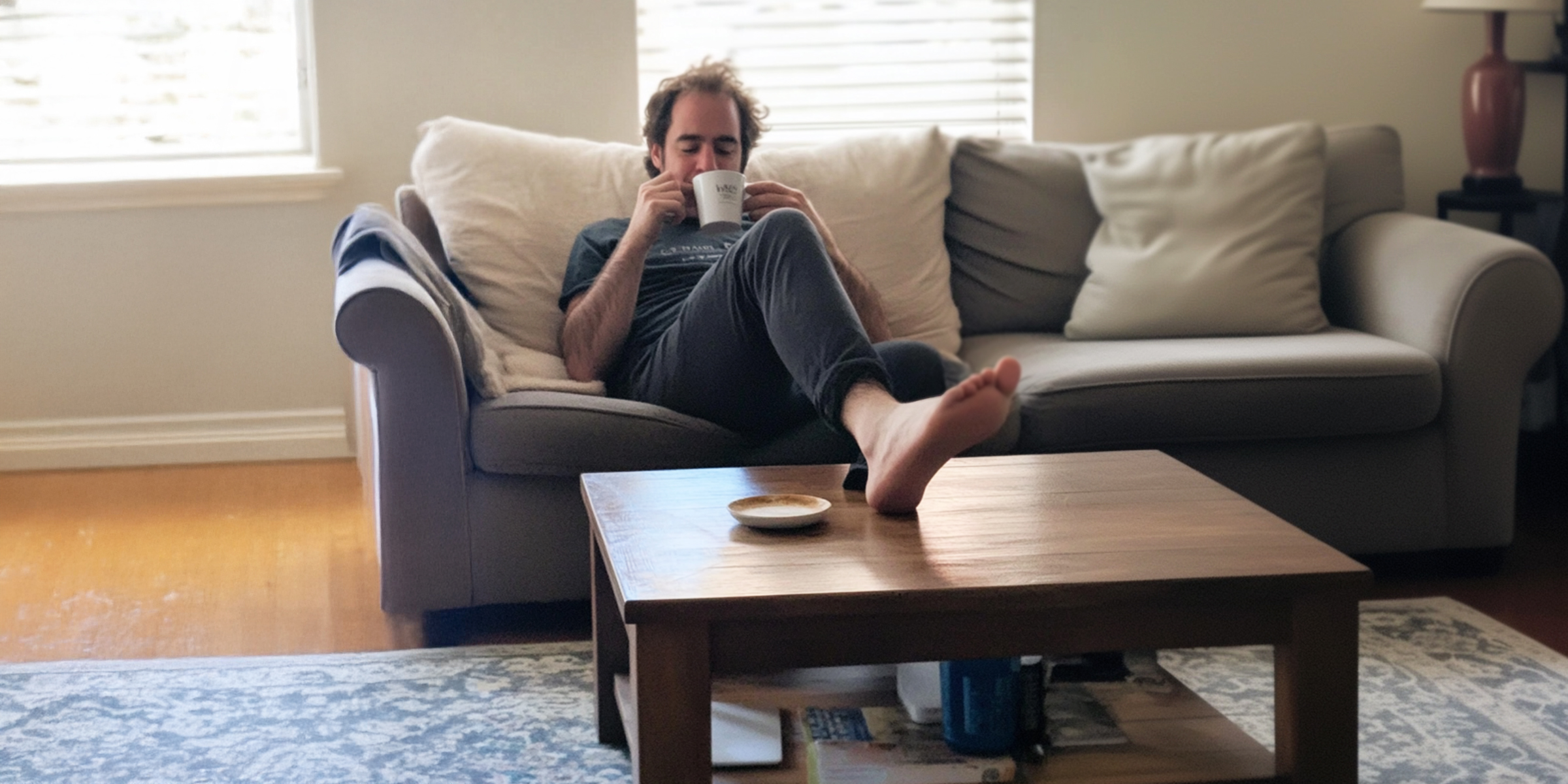 Ein Mann entspannt sich auf einem Sofa | Quelle: The Celebritist