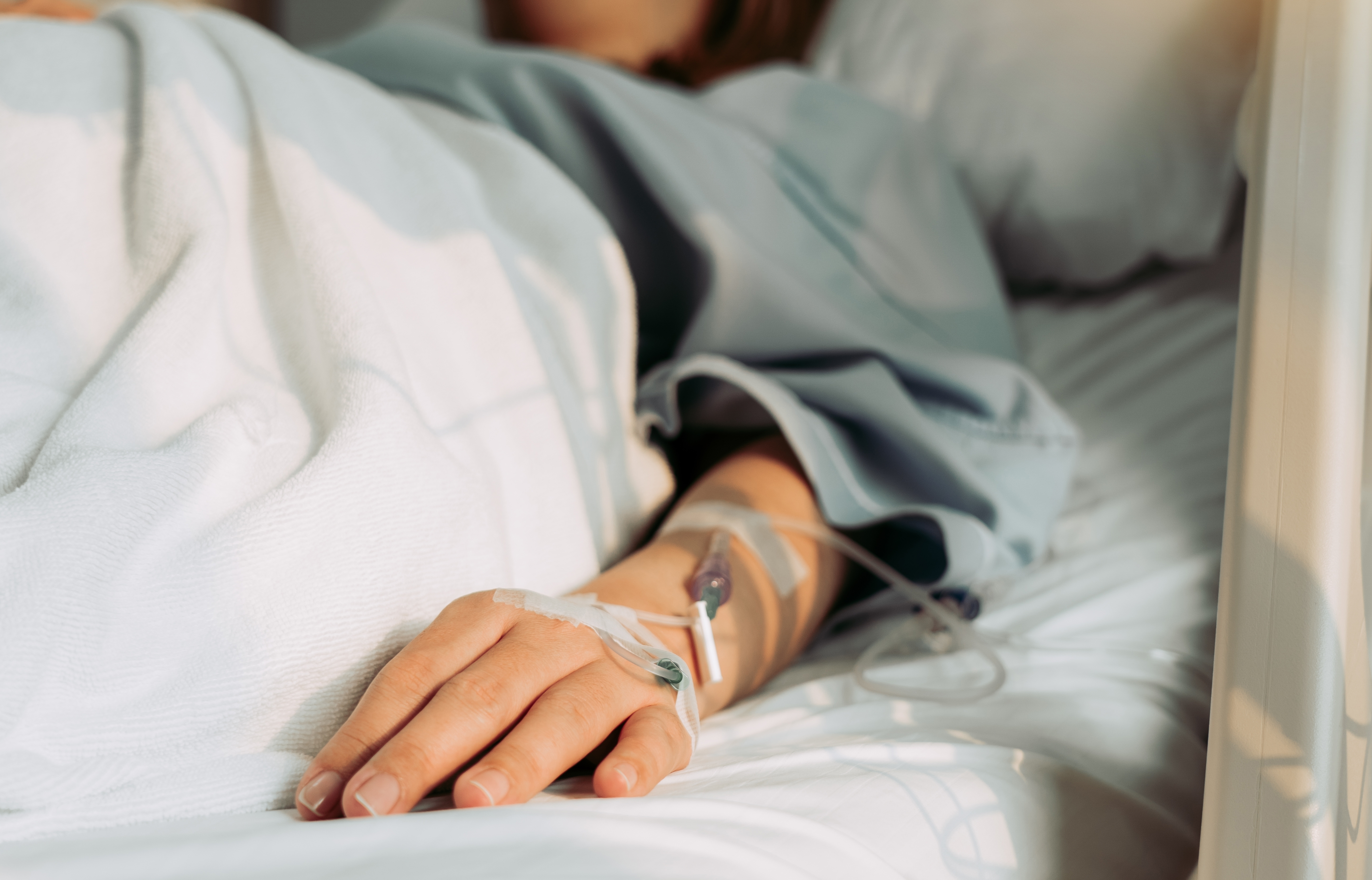 Eine Person im Krankenhaus | Quelle: Shutterstock