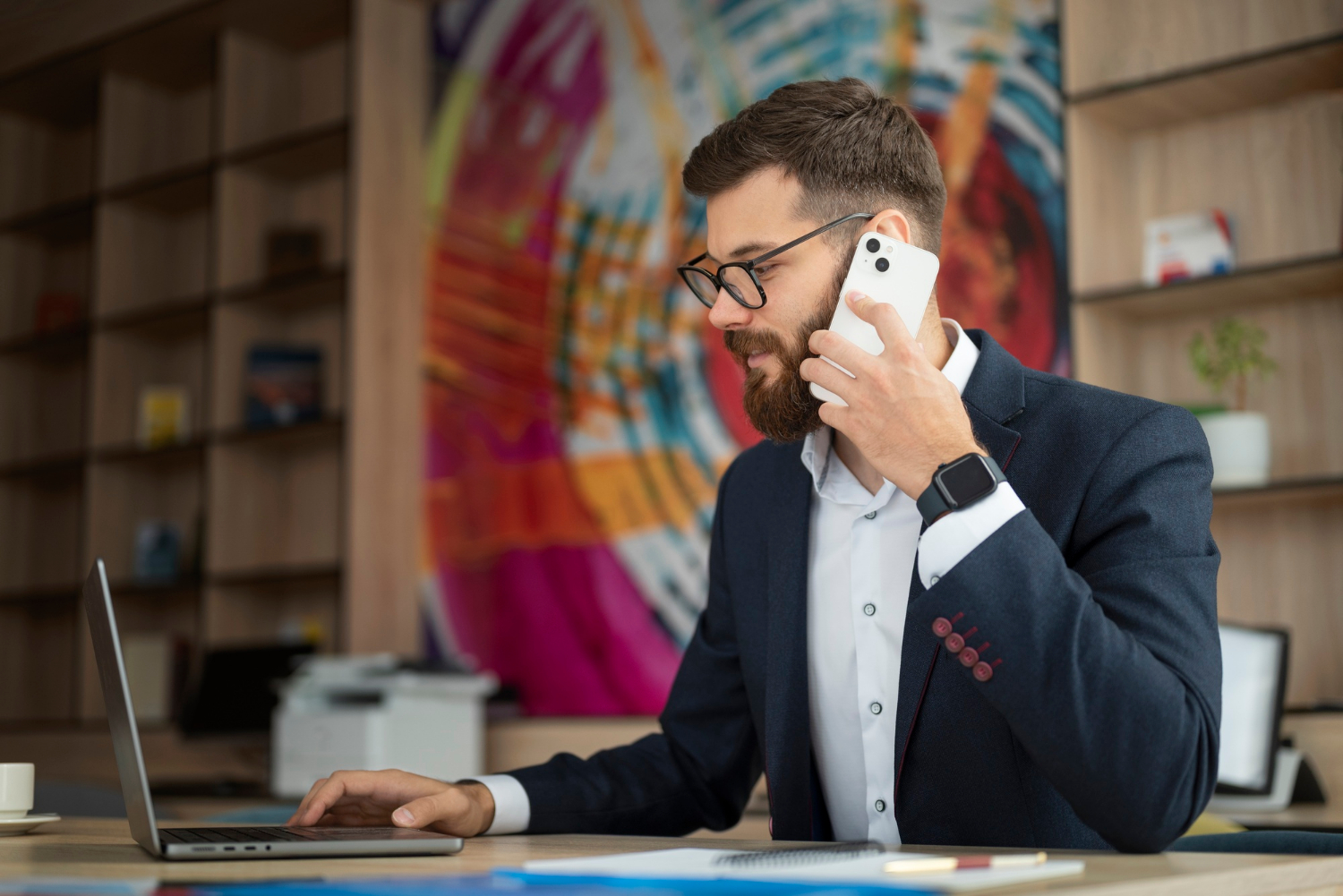 Ein Mann spricht in seinem Büro am Telefon | Quelle: Freepik